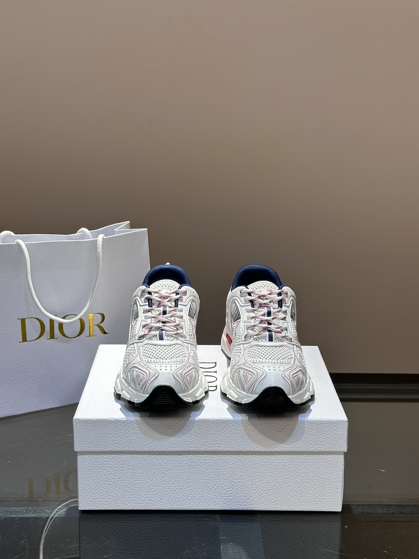 DIOR/迪奥情侣款Chrono运动鞋这款DiorChrono运动鞋以Dior的高订风格重新演绎跑步鞋网