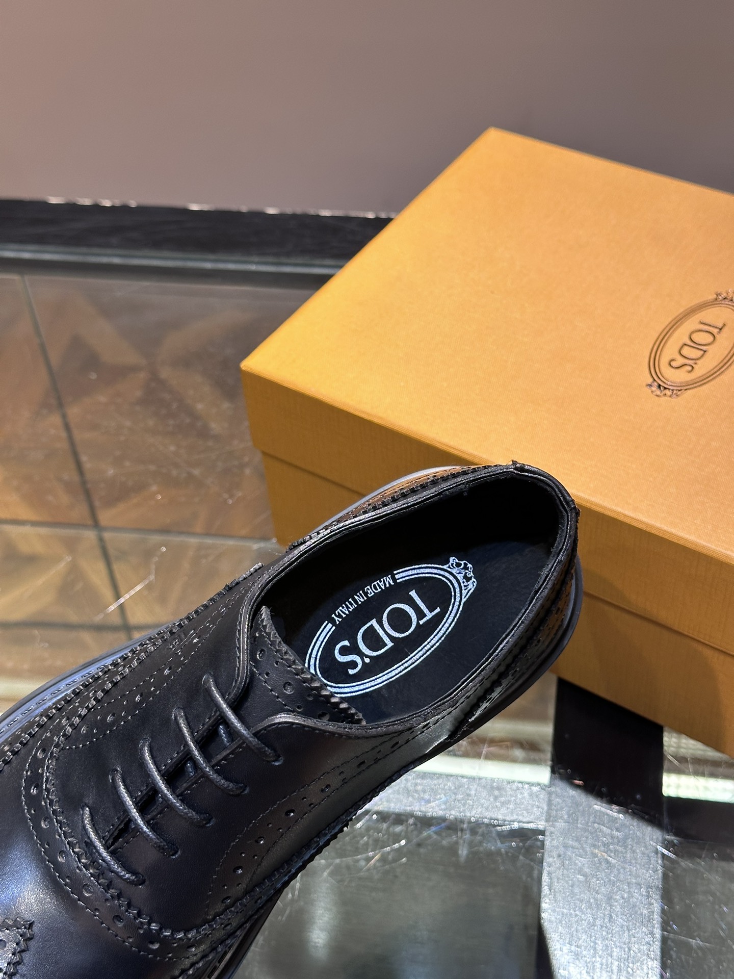 TODS/托德斯男士正装皮革德比鞋本款系带鞋以进口牛皮制成系带设计简约经典款式侧面饰以Tods字母商标印