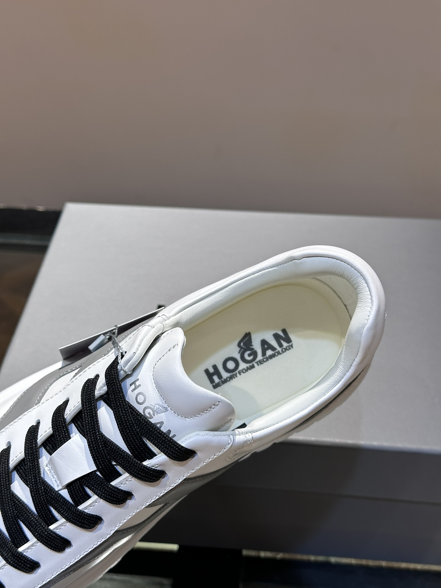 Hogan/霍根fw24男士厚底休闲运动鞋脚感轻盈增高效果满分小牛皮材质真皮内里这款运动鞋汲取复古元素糅