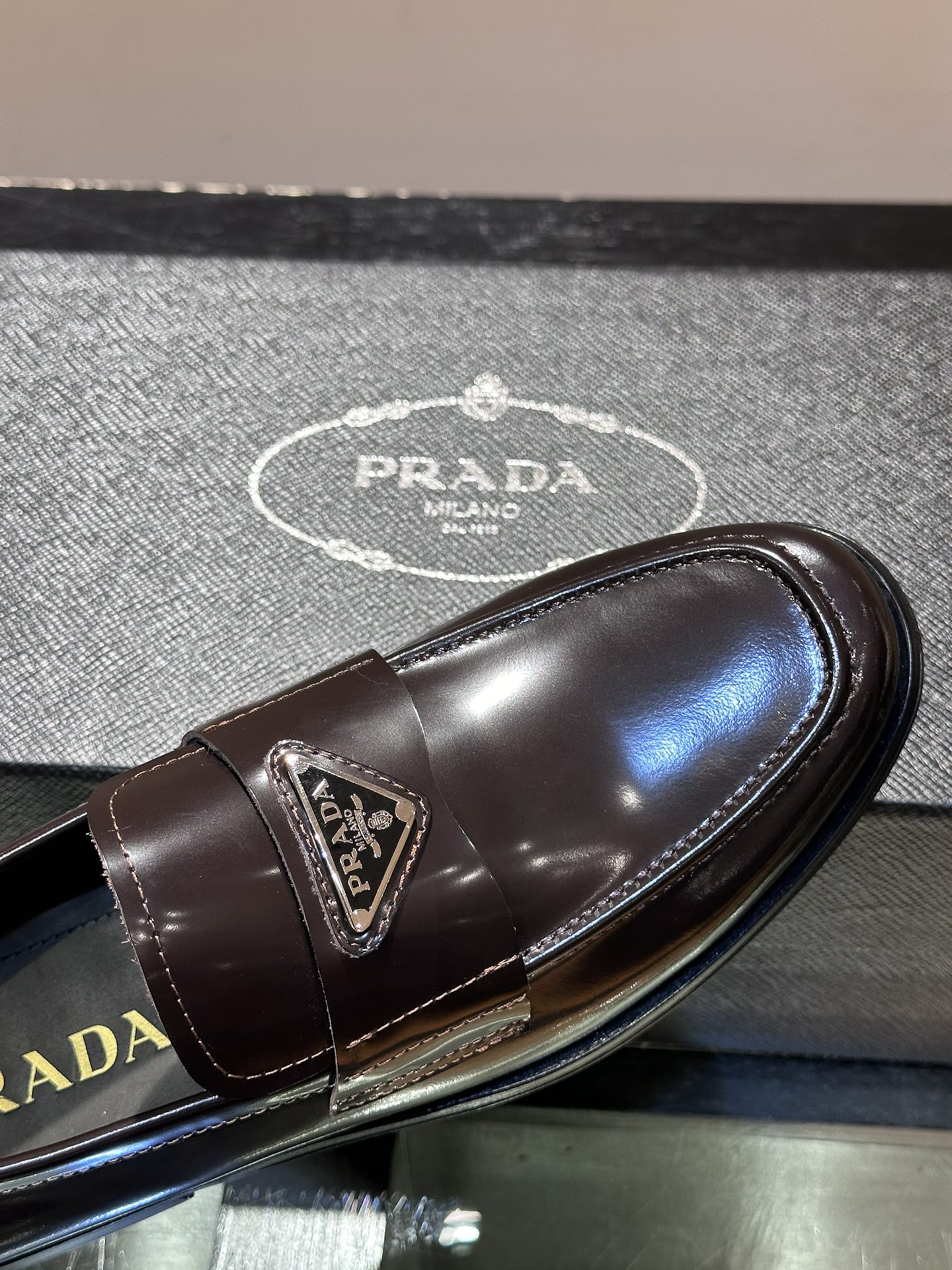 Prada/普拉达经典真皮大底正装休闲皮鞋鞋面采用进口牛皮打造皮质纹理细腻色泽光亮饱满精致缝线细节品质尊