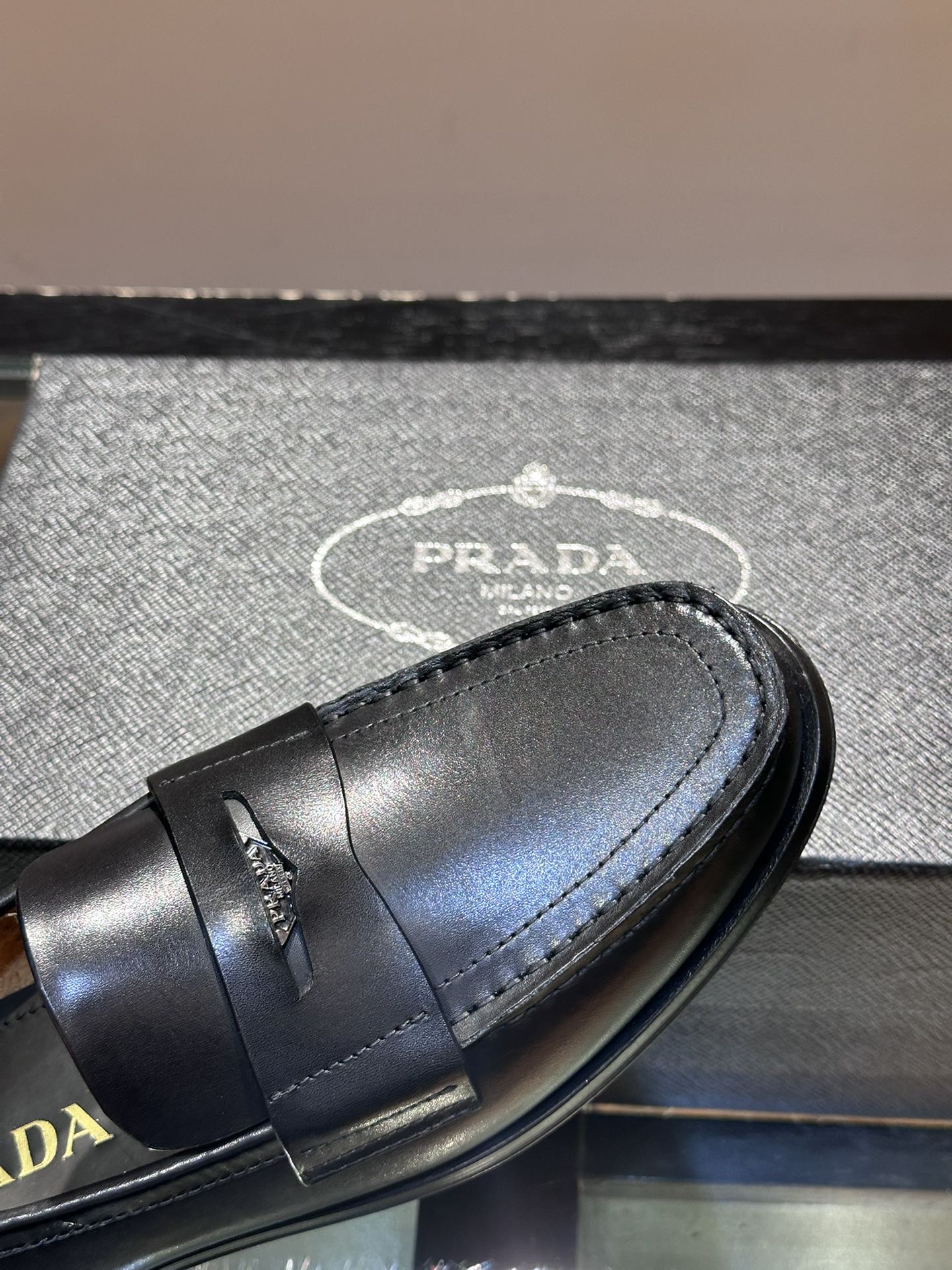 Prada/普拉达经典真皮大底正装休闲皮鞋鞋面采用进口牛皮打造皮质纹理细腻色泽光亮饱满精致缝线细节品质尊