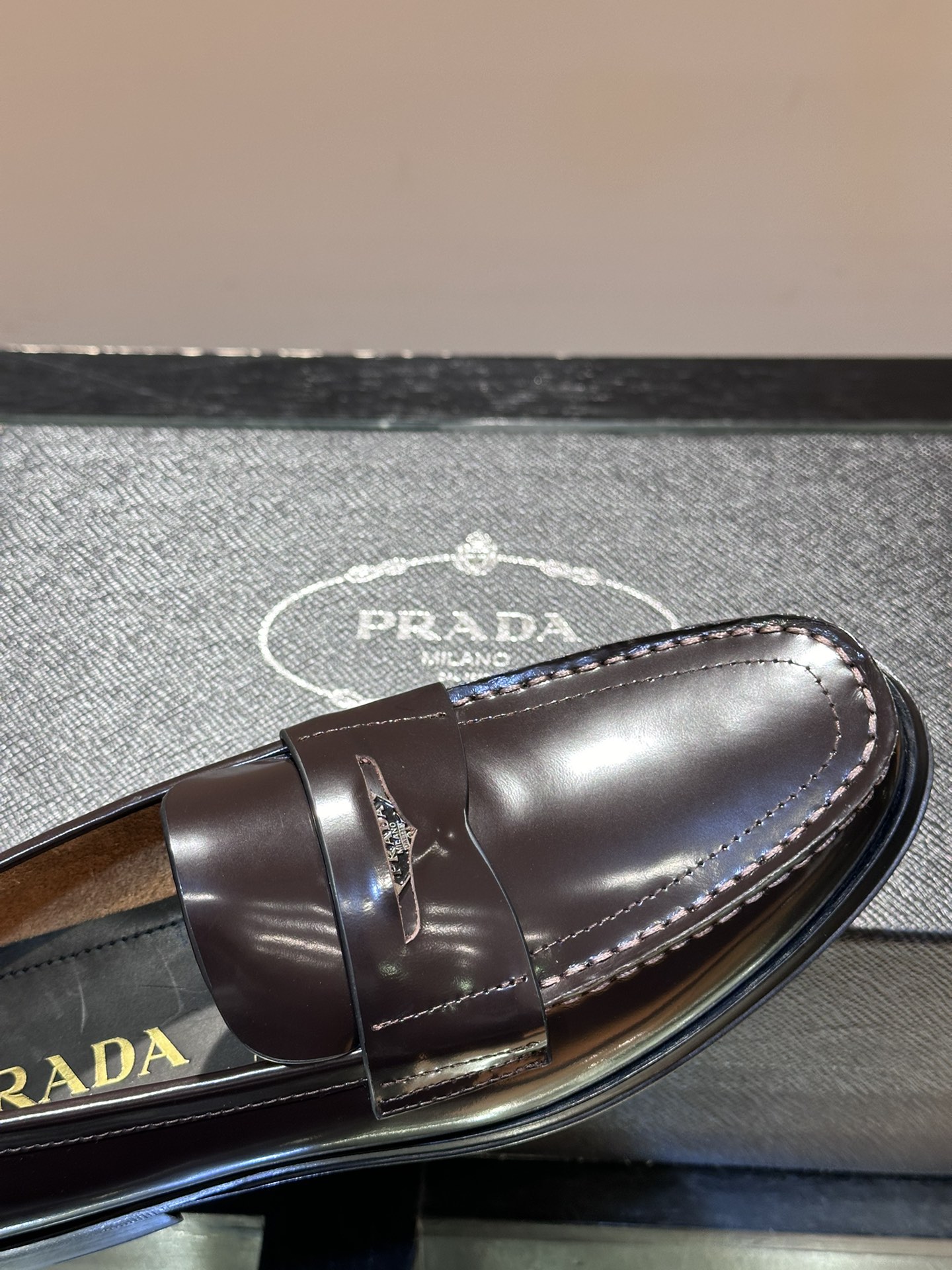 Prada/普拉达经典真皮大底正装休闲皮鞋鞋面采用进口牛皮打造皮质纹理细腻色泽光亮饱满精致缝线细节品质尊