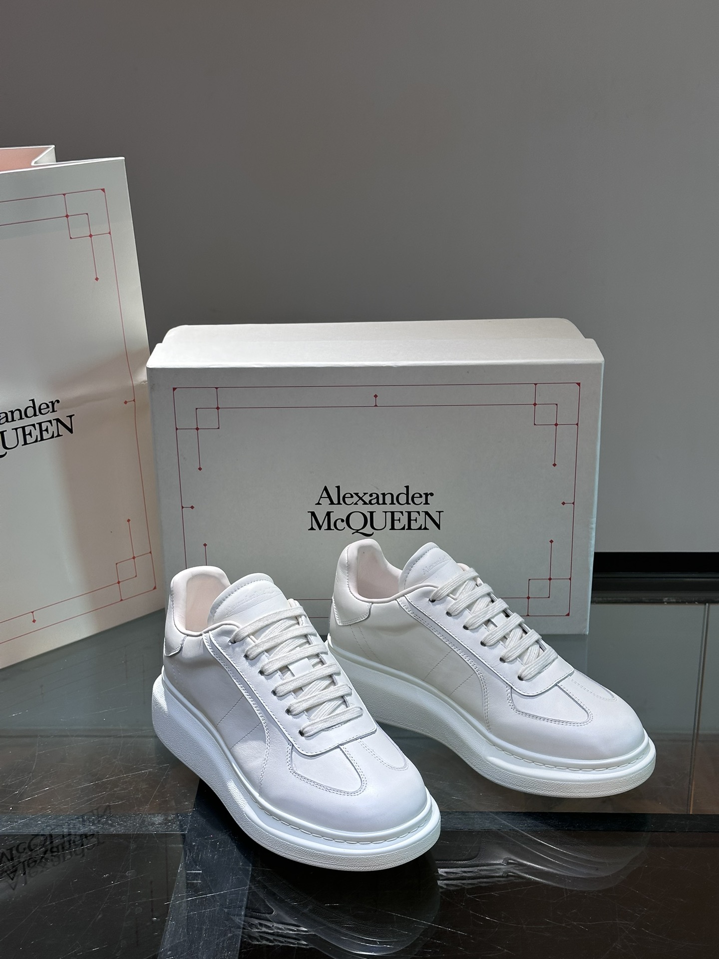 ALEXANDERMCQUEEN/亚历山大麦昆情侣款厚底增高鞋超级无敌百搭经典圆头设计搭配宽扁鞋带鞋舌和