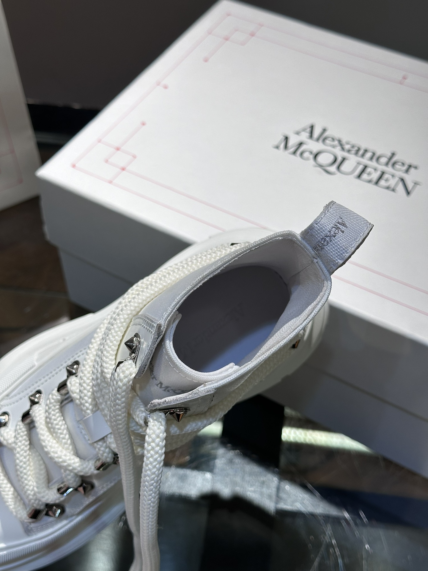 AlexanderMcQUEEN/麦昆TreadSlick皮革厚底切尔西靴情侣款小牛皮切尔西靴这款靴子饰