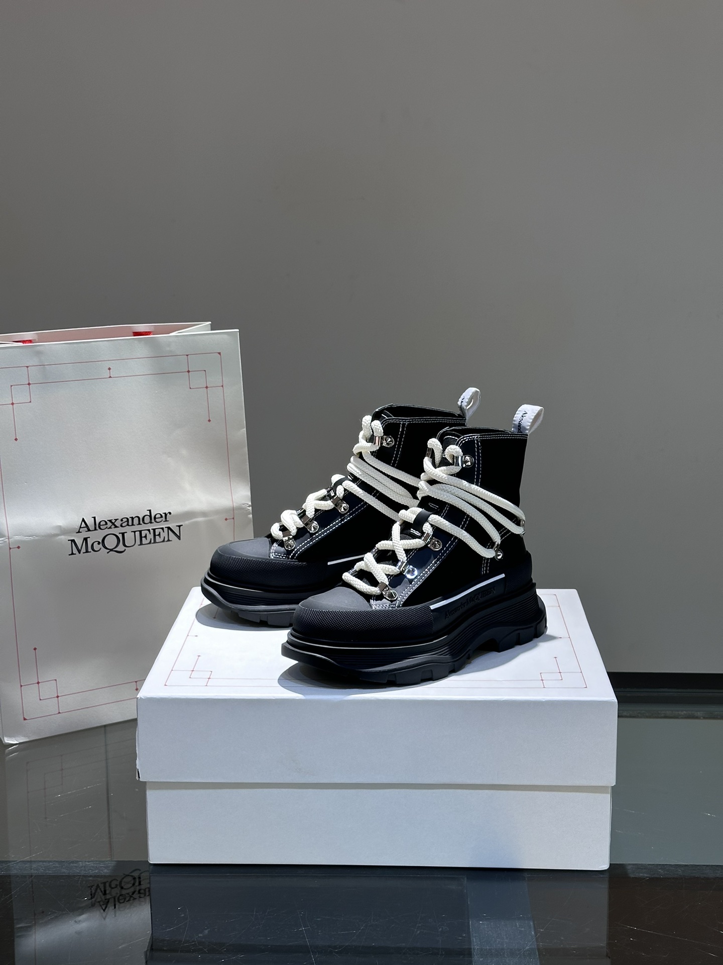 AlexanderMcQUEEN/麦昆TreadSlick皮革厚底切尔西靴情侣款小牛皮切尔西靴这款靴子饰