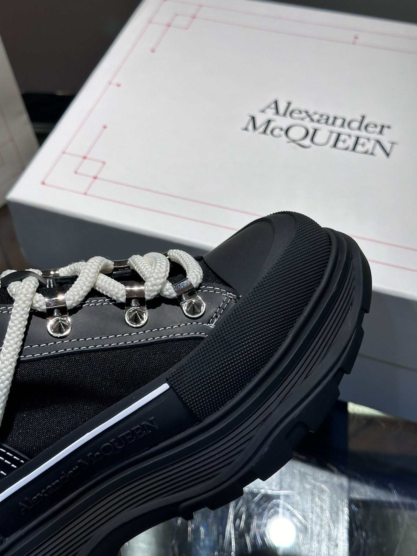 AlexanderMcQUEEN/麦昆TreadSlick皮革厚底切尔西靴情侣款小牛皮切尔西靴这款靴子饰