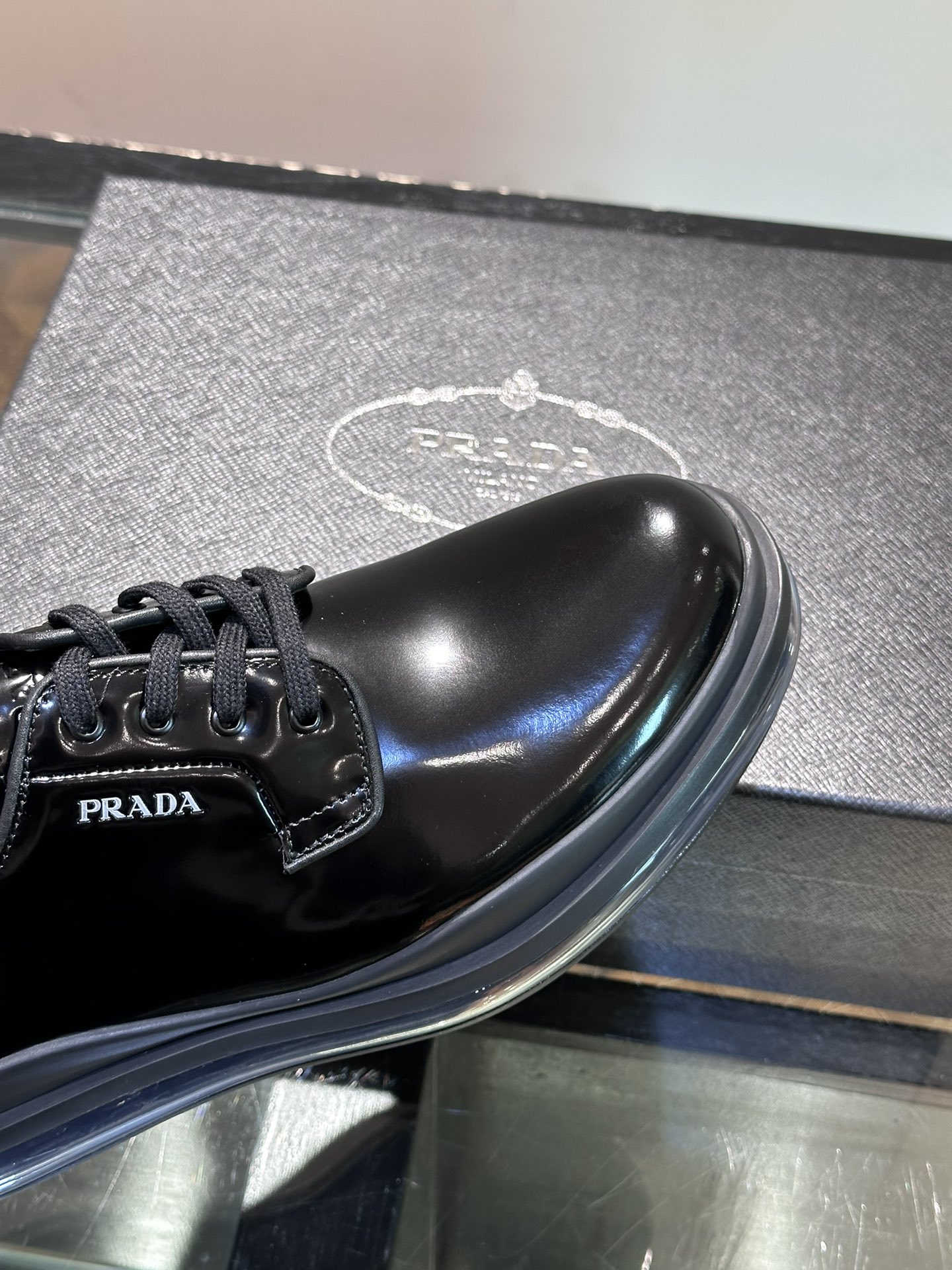 Prada/普拉达男士气垫休闲皮鞋纯原气垫休闲皮鞋采用原厂开边珠/牛皮鞋面德比鞋型皮质细腻低调奢华内里全