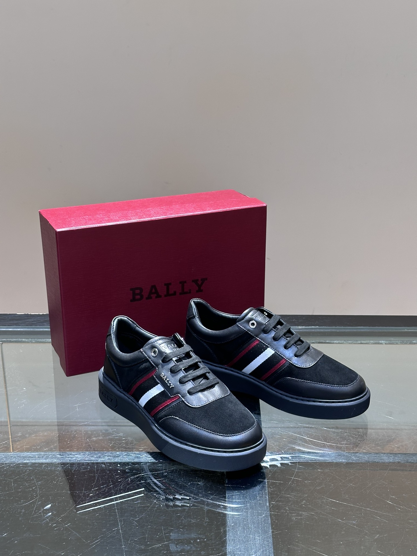 Bally/巴利新款男士皮革运动鞋采用小牛皮鞋面经典的BALLY红白条纹织带徽章装饰饰以“BALLY”银