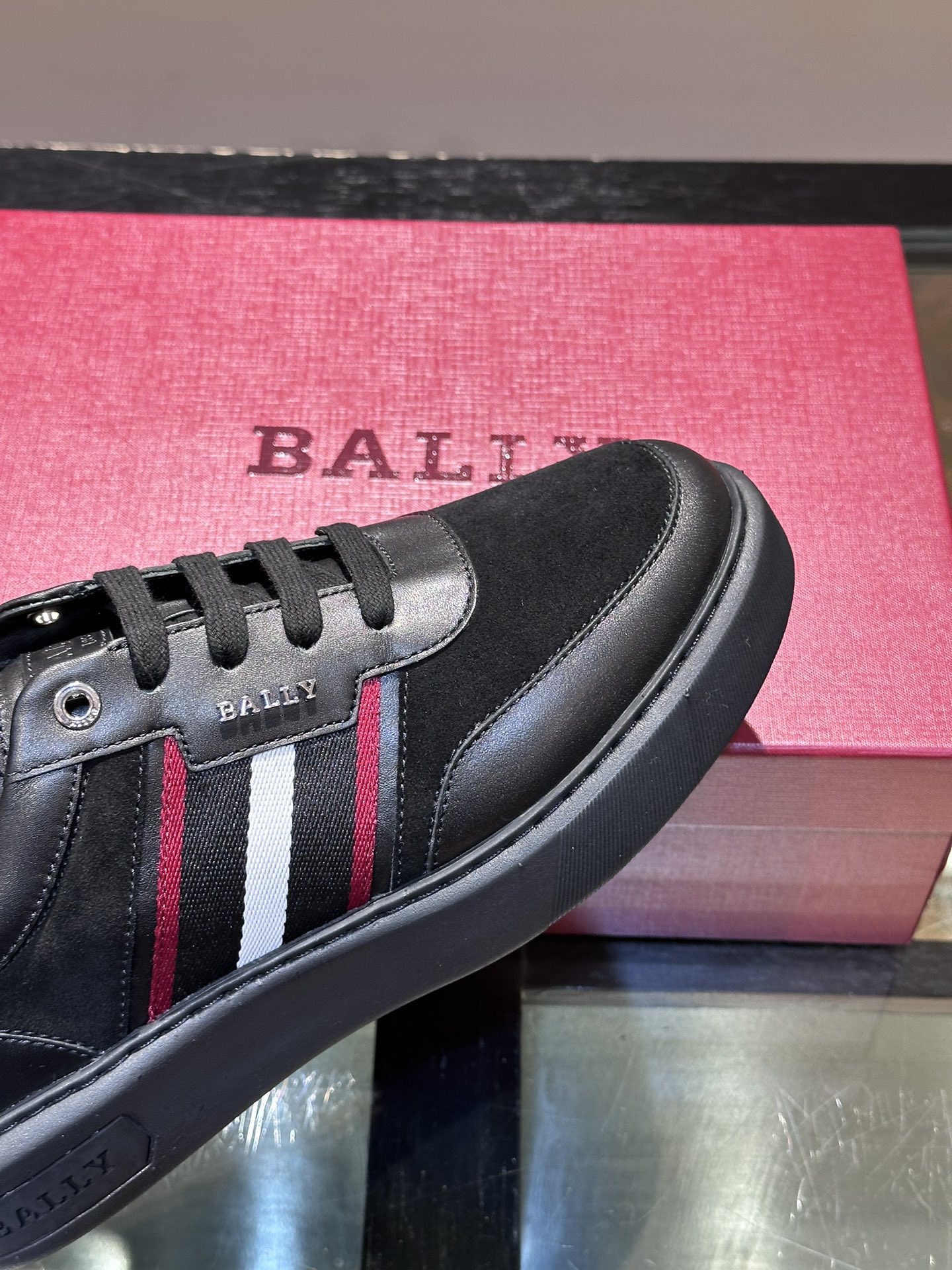 Bally/巴利新款男士皮革运动鞋采用小牛皮鞋面经典的BALLY红白条纹织带徽章装饰饰以“BALLY”银