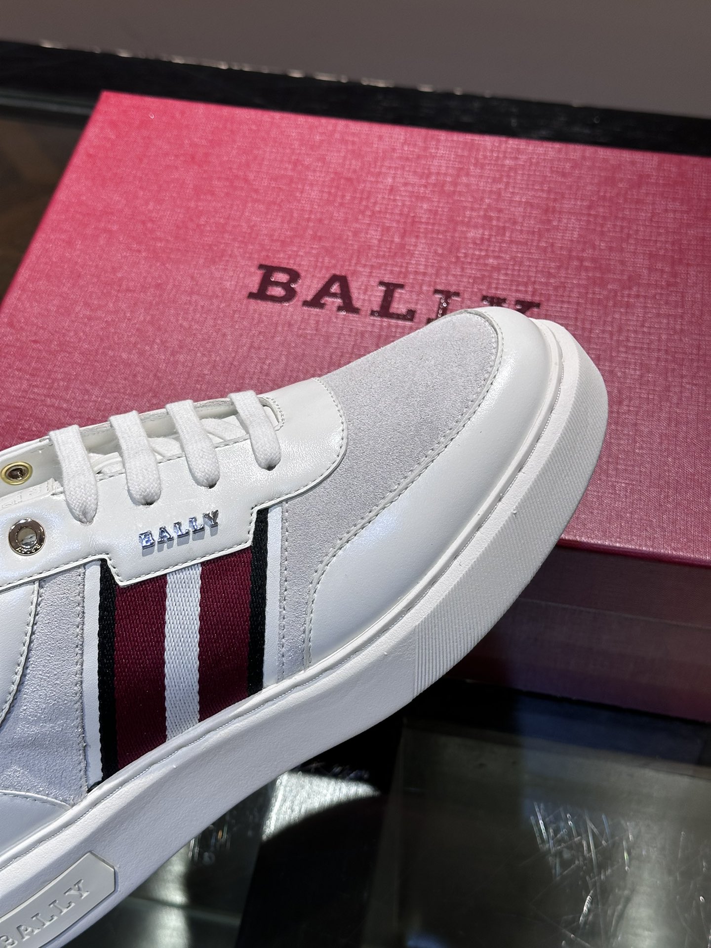 Bally/巴利新款男士皮革运动鞋采用小牛皮鞋面经典的BALLY红白条纹织带徽章装饰饰以“BALLY”银