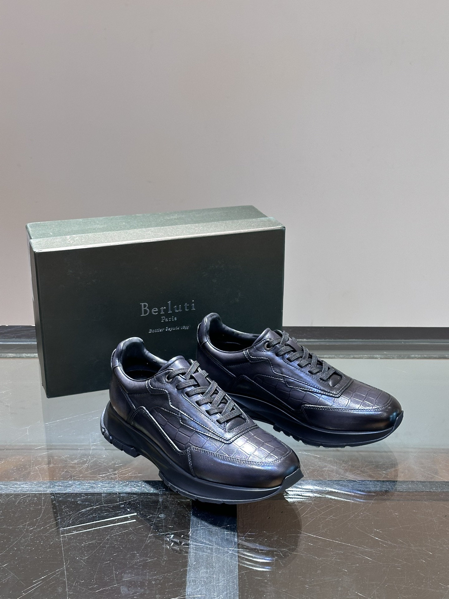 Berluti/布鲁提低帮休闲运动鞋这款百搭的低帮运动鞋鞋面采用进口牛皮打造外侧饰有scritto图纹后