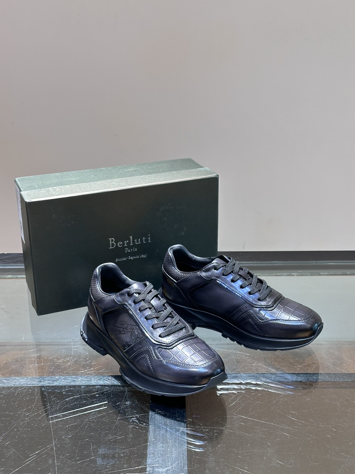 Berluti/布鲁提低帮休闲运动鞋这款百搭的低帮运动鞋鞋面采用进口牛皮打造外侧饰有scritto图纹后