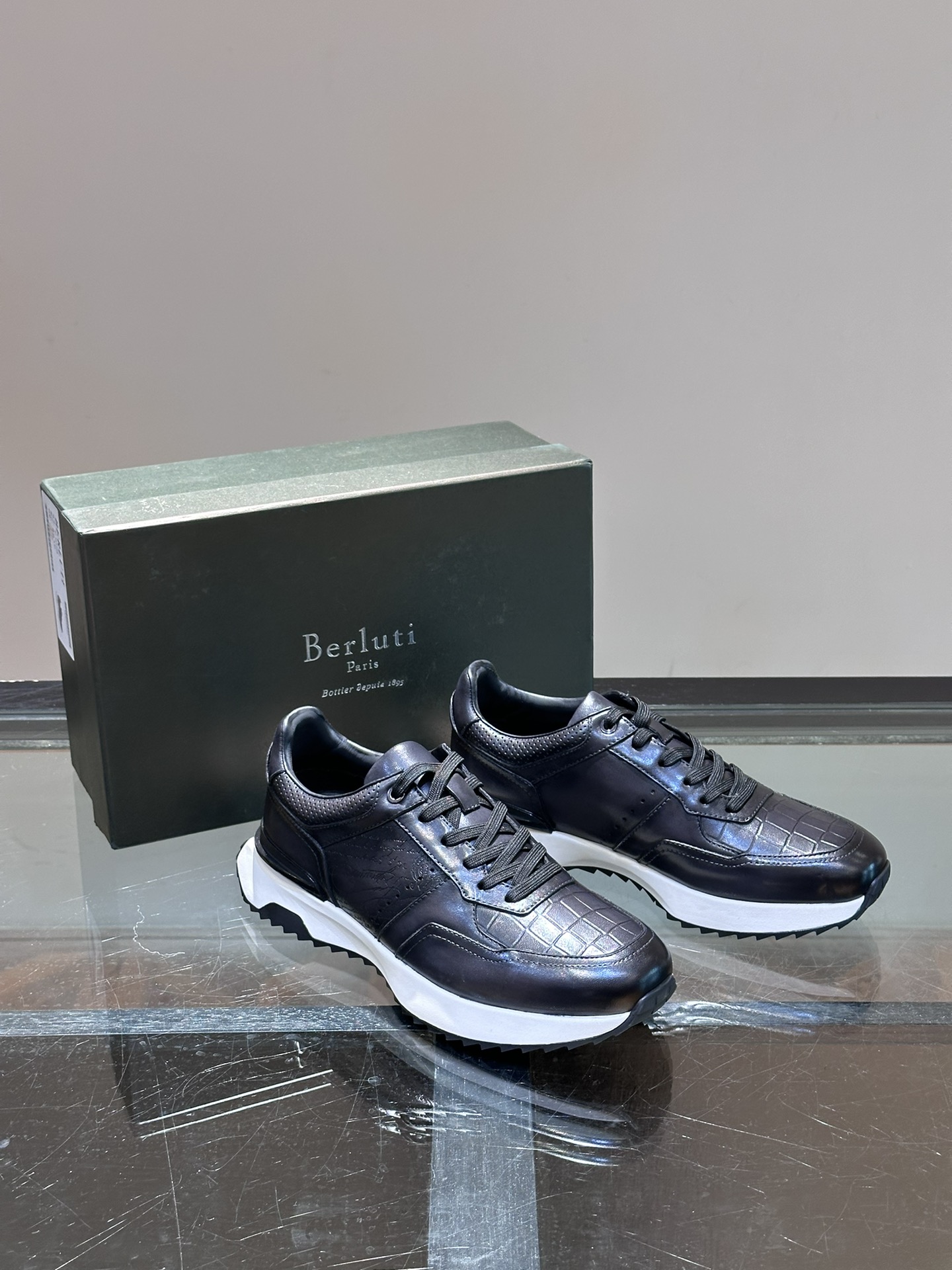 Berluti/布鲁提低帮休闲运动鞋这款百搭的低帮运动鞋鞋面采用进口牛皮打造外侧饰有scritto图纹后