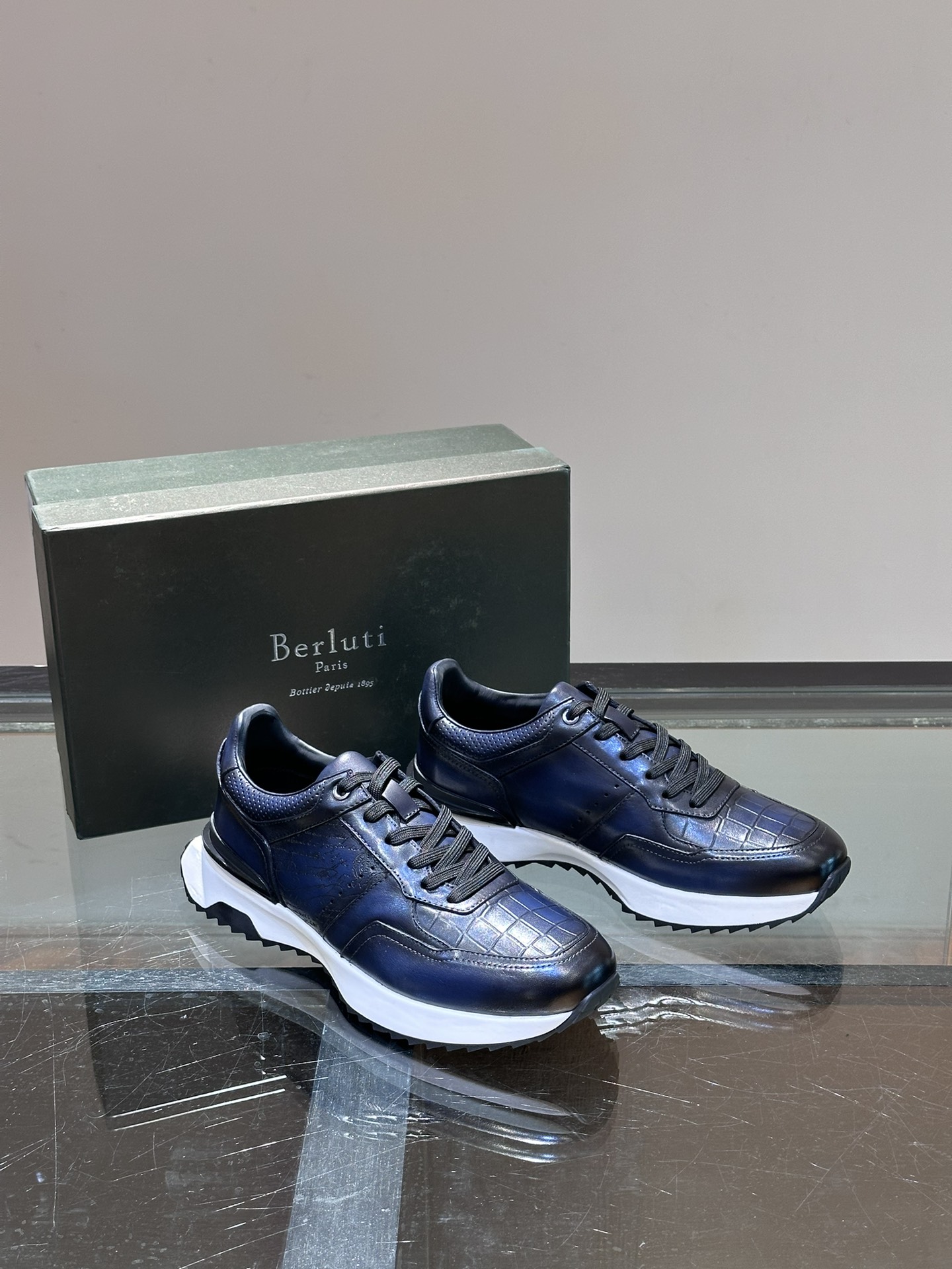 Berluti/布鲁提低帮休闲运动鞋这款百搭的低帮运动鞋鞋面采用进口牛皮打造外侧饰有scritto图纹后