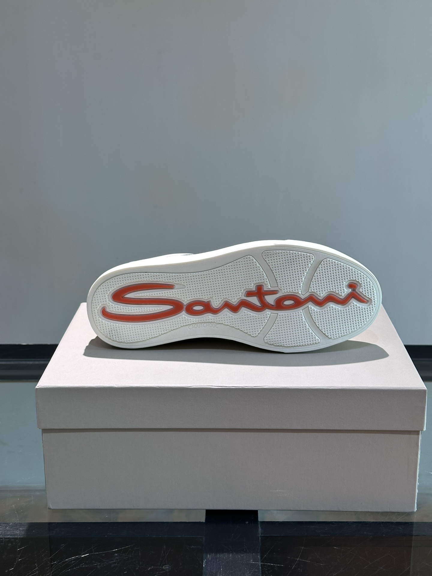 Santoni/圣东尼男士皮革低帮休闲鞋采用进口粒面牛皮革打造侧面及鞋舌饰有金色logo字母印花箱形鞋底