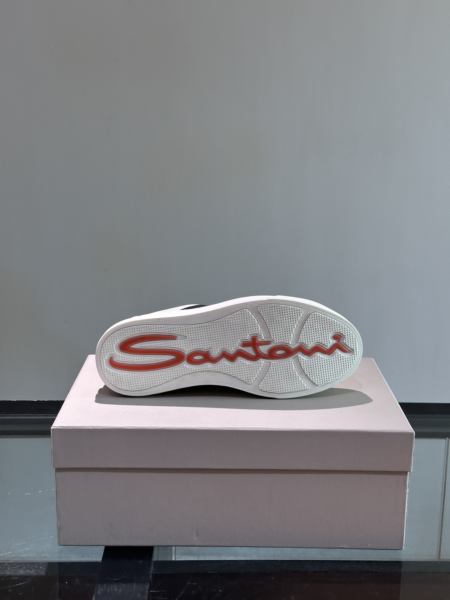 Santoni/圣东尼男士皮革低帮休闲鞋采用进口粒面牛皮革打造侧面及鞋舌饰有金色logo字母印花箱形鞋底