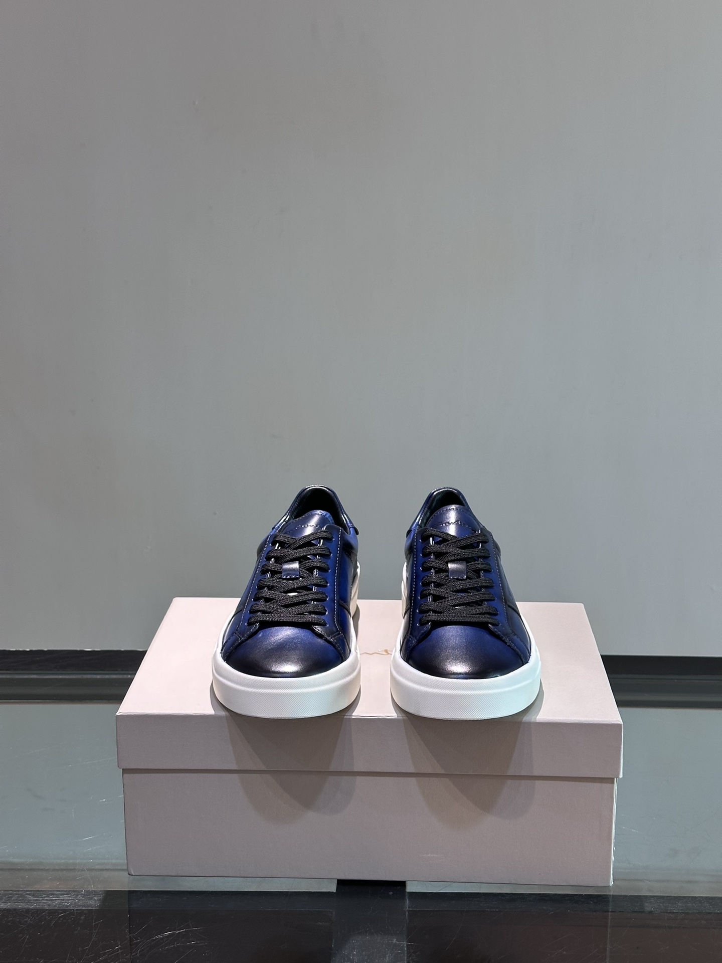 Santoni/圣东尼特别款男士皮革手工休闲鞋水洗改色工艺款式新颖时尚鞋面里外采用进口牛皮制成皮质柔软细