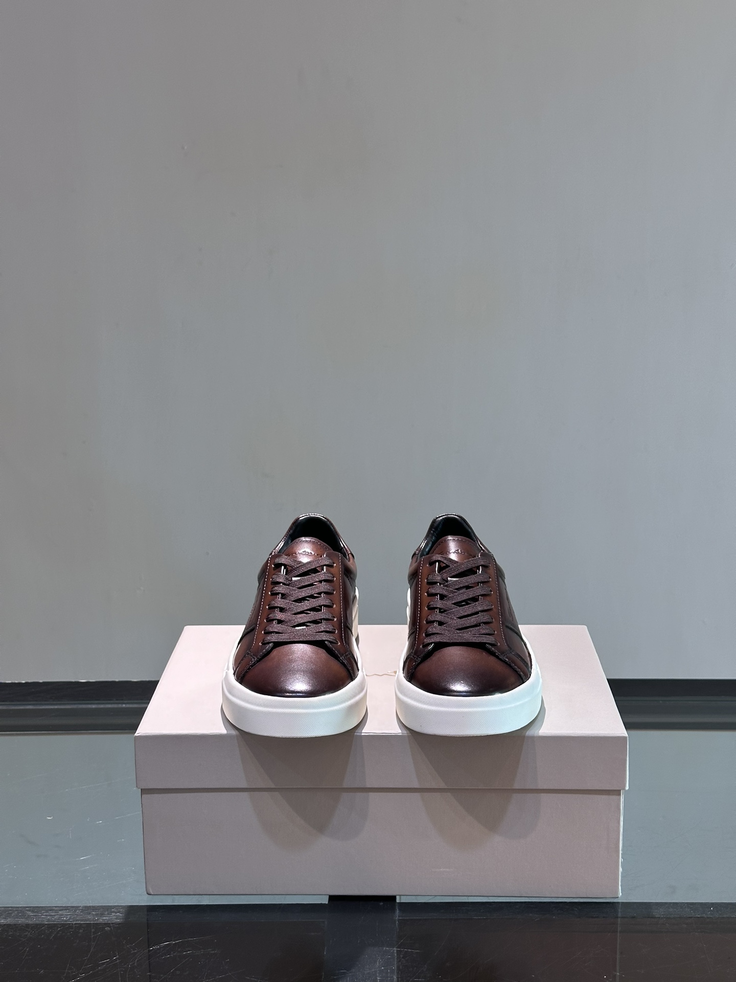 Santoni/圣东尼特别款男士皮革手工休闲鞋水洗改色工艺款式新颖时尚鞋面里外采用进口牛皮制成皮质柔软细