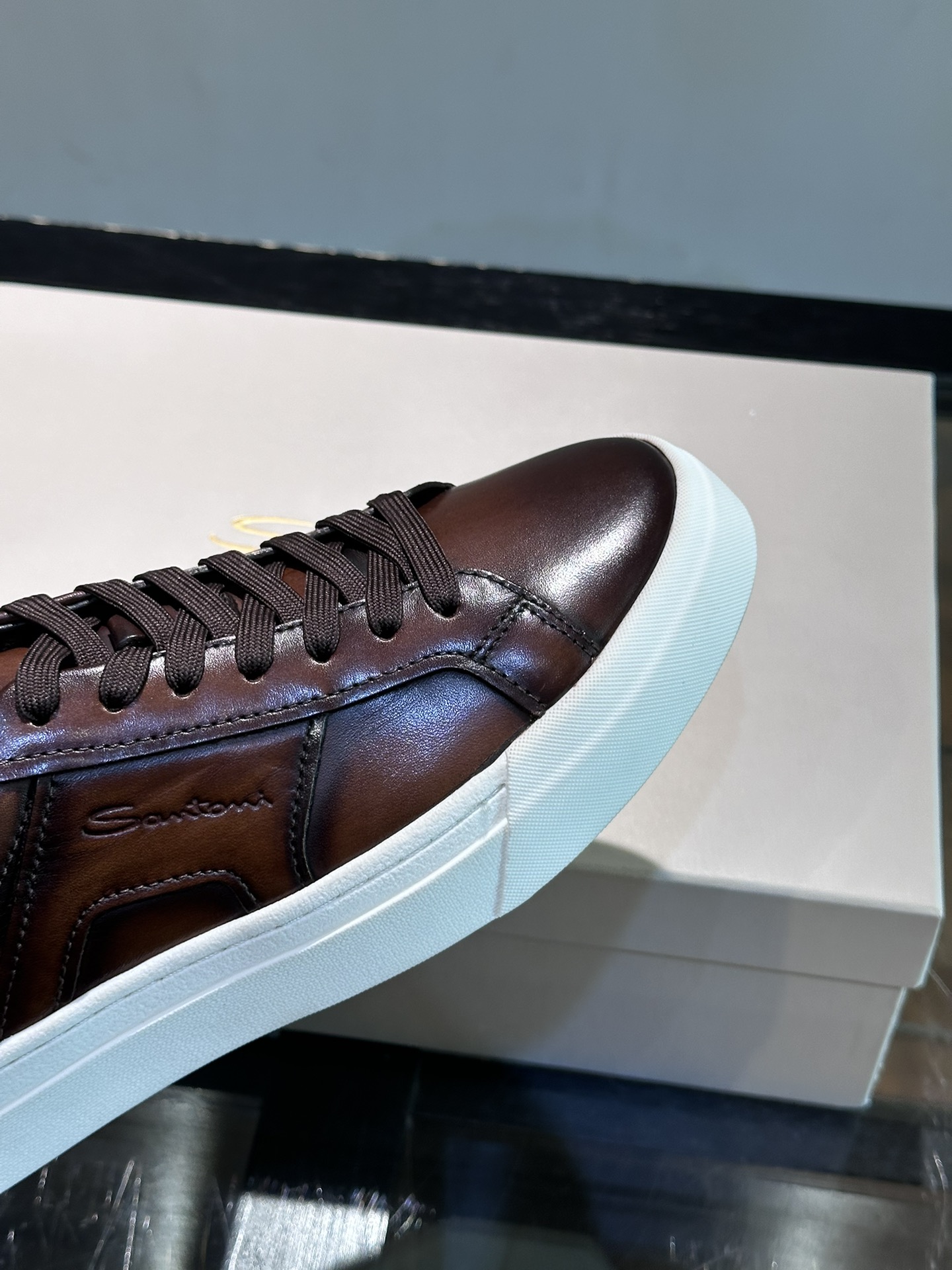 Santoni/圣东尼特别款男士皮革手工休闲鞋水洗改色工艺款式新颖时尚鞋面里外采用进口牛皮制成皮质柔软细