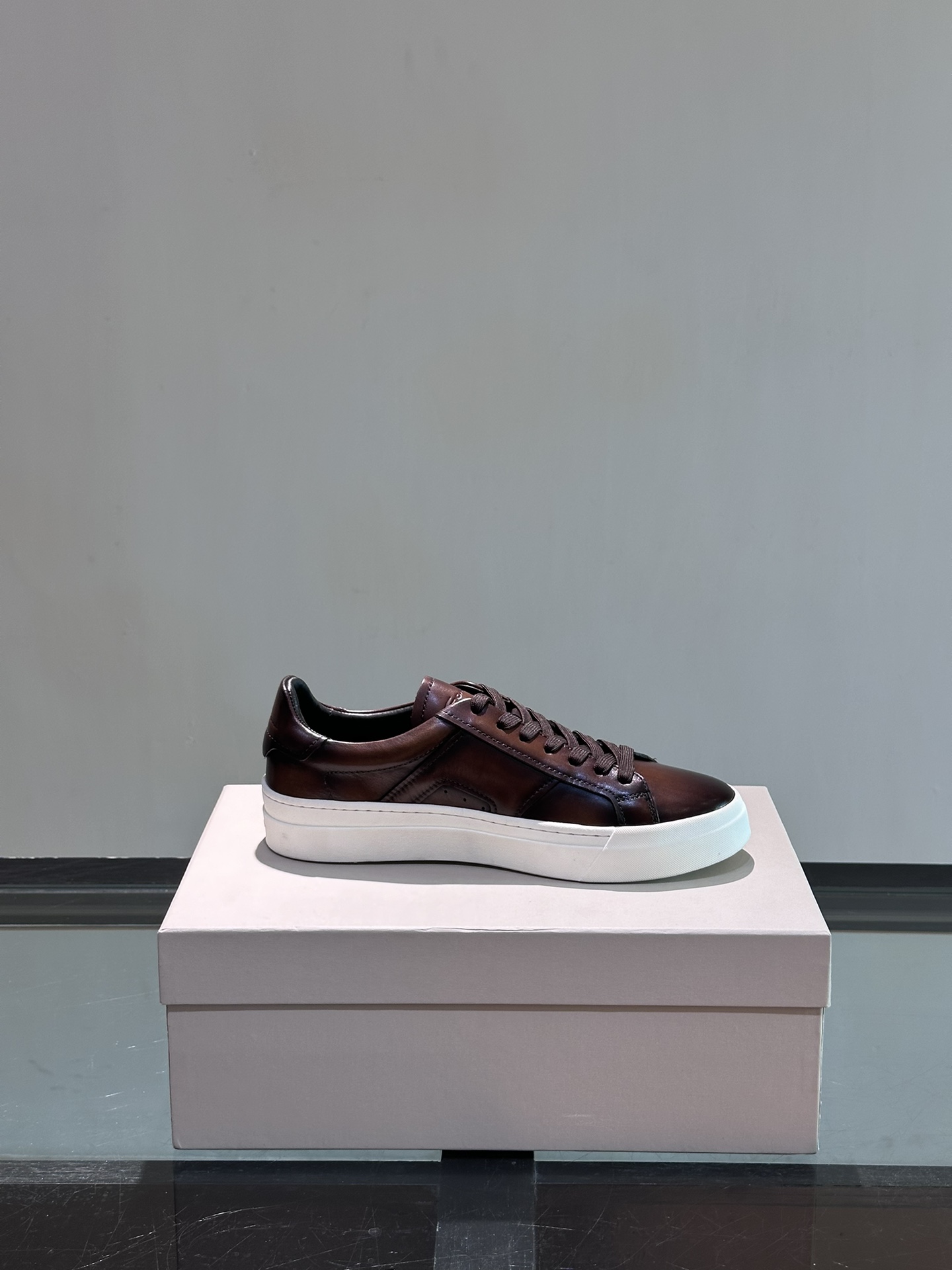 Santoni/圣东尼特别款男士皮革手工休闲鞋水洗改色工艺款式新颖时尚鞋面里外采用进口牛皮制成皮质柔软细