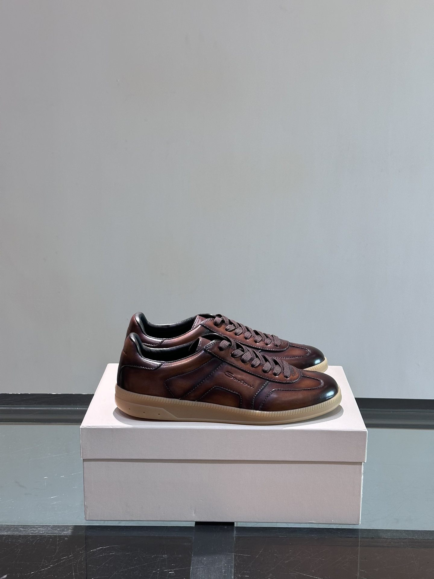 Santoni/圣东尼特别款男士皮革手工休闲鞋水洗改色工艺款式新颖时尚鞋面里外采用进口牛皮制成皮质柔软细