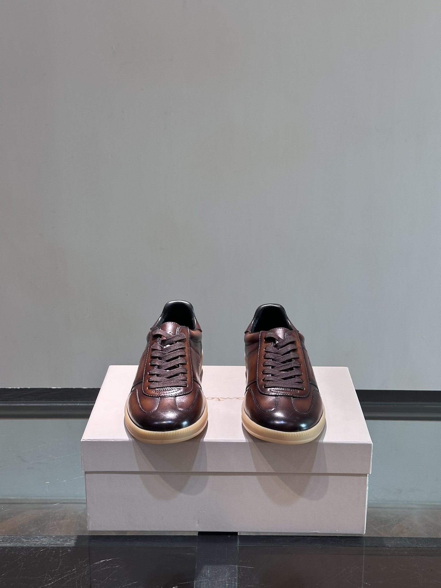 Santoni/圣东尼特别款男士皮革手工休闲鞋水洗改色工艺款式新颖时尚鞋面里外采用进口牛皮制成皮质柔软细