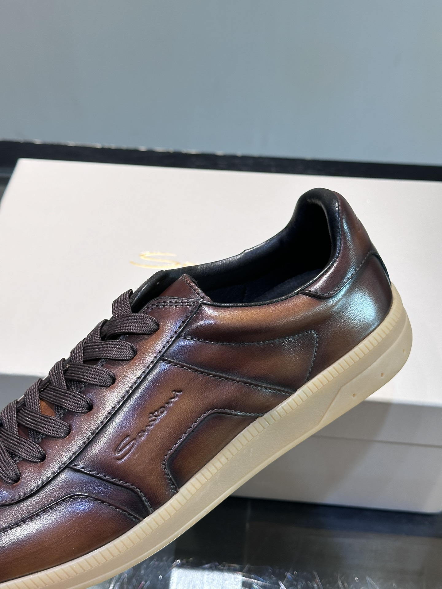 Santoni/圣东尼特别款男士皮革手工休闲鞋水洗改色工艺款式新颖时尚鞋面里外采用进口牛皮制成皮质柔软细