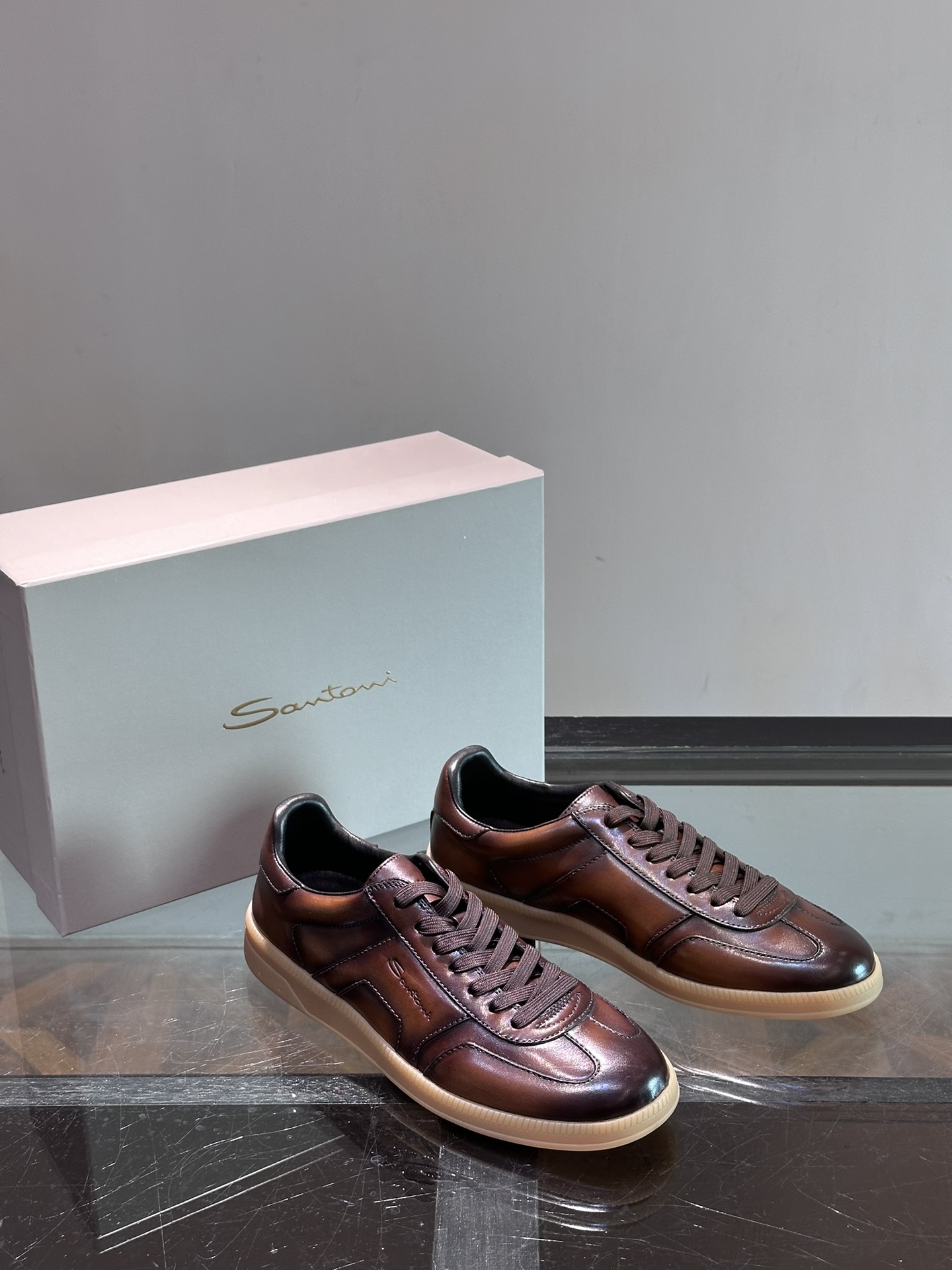 Santoni/圣东尼特别款男士皮革手工休闲鞋水洗改色工艺款式新颖时尚鞋面里外采用进口牛皮制成皮质柔软细