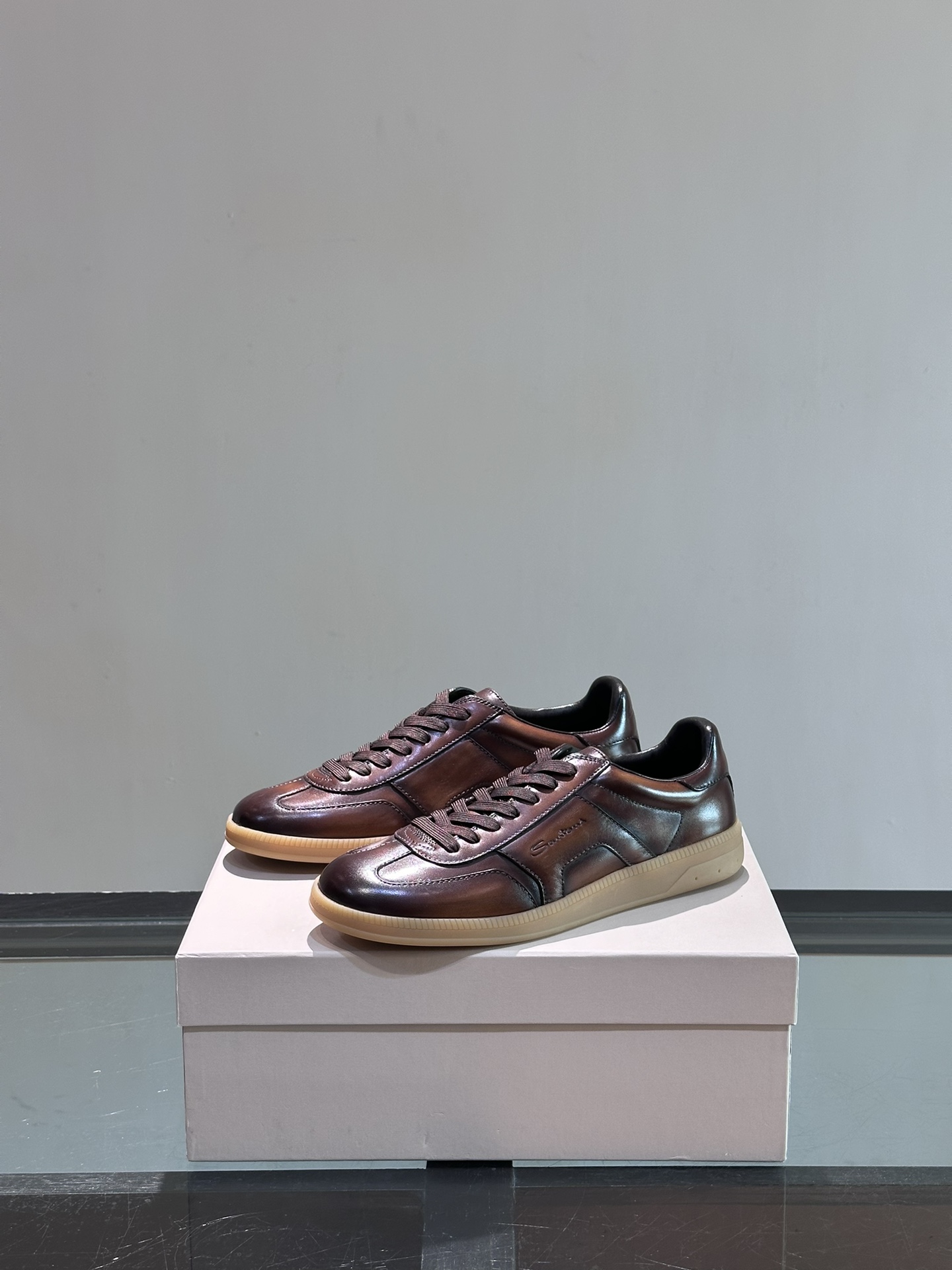 Santoni/圣东尼特别款男士皮革手工休闲鞋水洗改色工艺款式新颖时尚鞋面里外采用进口牛皮制成皮质柔软细