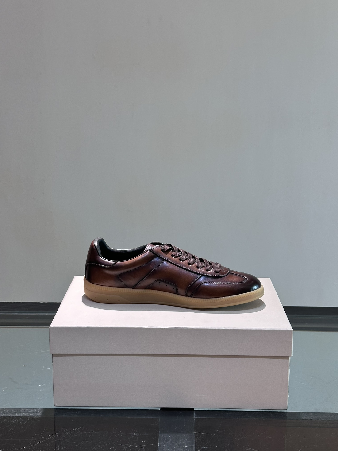 Santoni/圣东尼特别款男士皮革手工休闲鞋水洗改色工艺款式新颖时尚鞋面里外采用进口牛皮制成皮质柔软细