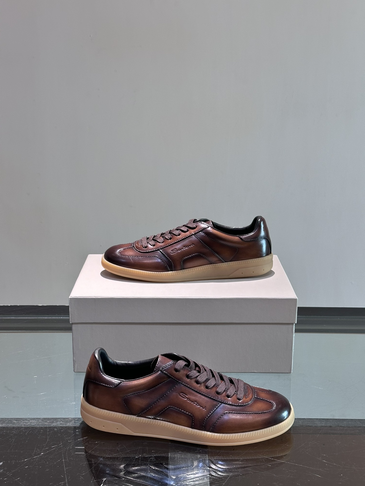 Santoni/圣东尼特别款男士皮革手工休闲鞋水洗改色工艺款式新颖时尚鞋面里外采用进口牛皮制成皮质柔软细