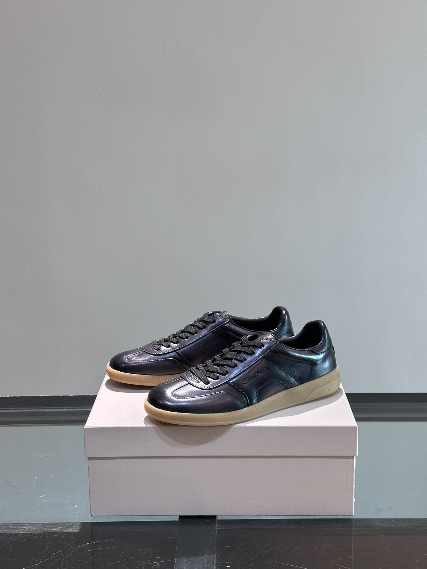 Santoni/圣东尼特别款男士皮革手工休闲鞋水洗改色工艺款式新颖时尚鞋面里外采用进口牛皮制成皮质柔软细