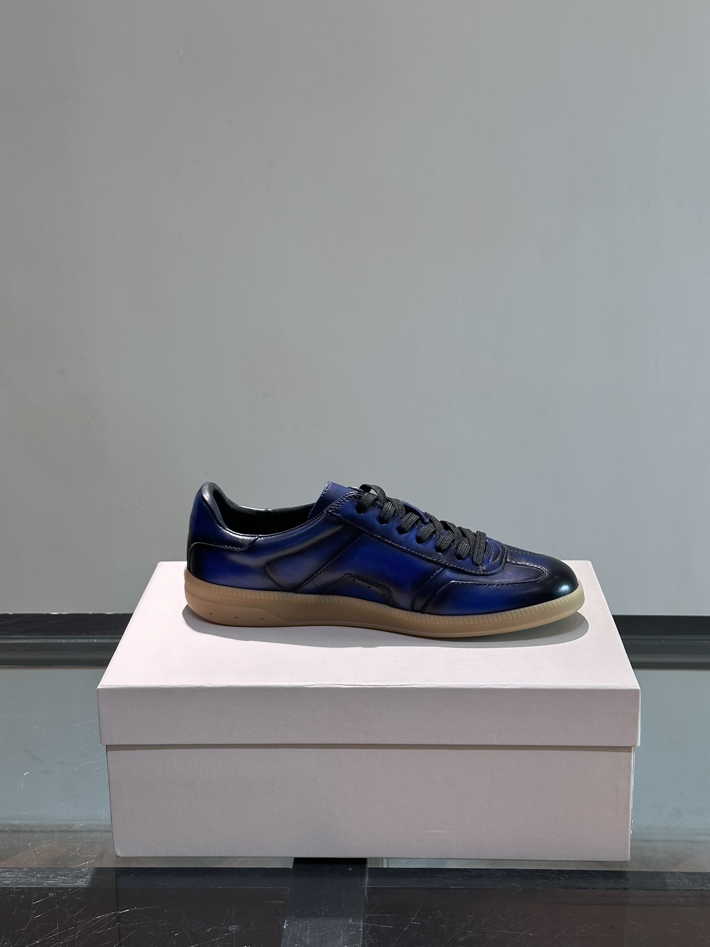 Santoni/圣东尼特别款男士皮革手工休闲鞋水洗改色工艺款式新颖时尚鞋面里外采用进口牛皮制成皮质柔软细