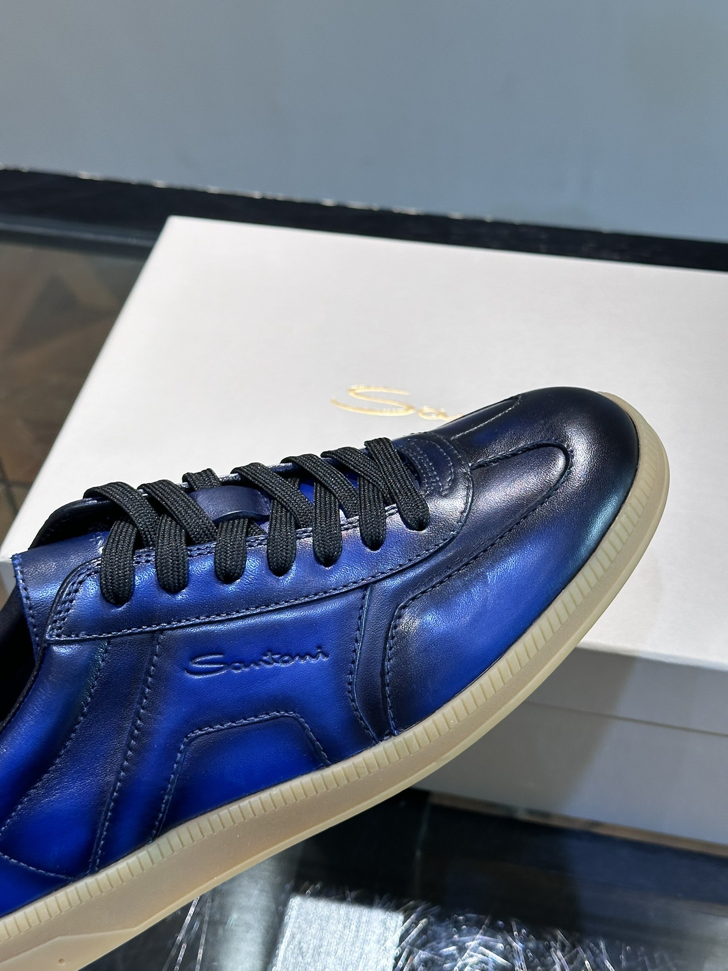 Santoni/圣东尼特别款男士皮革手工休闲鞋水洗改色工艺款式新颖时尚鞋面里外采用进口牛皮制成皮质柔软细