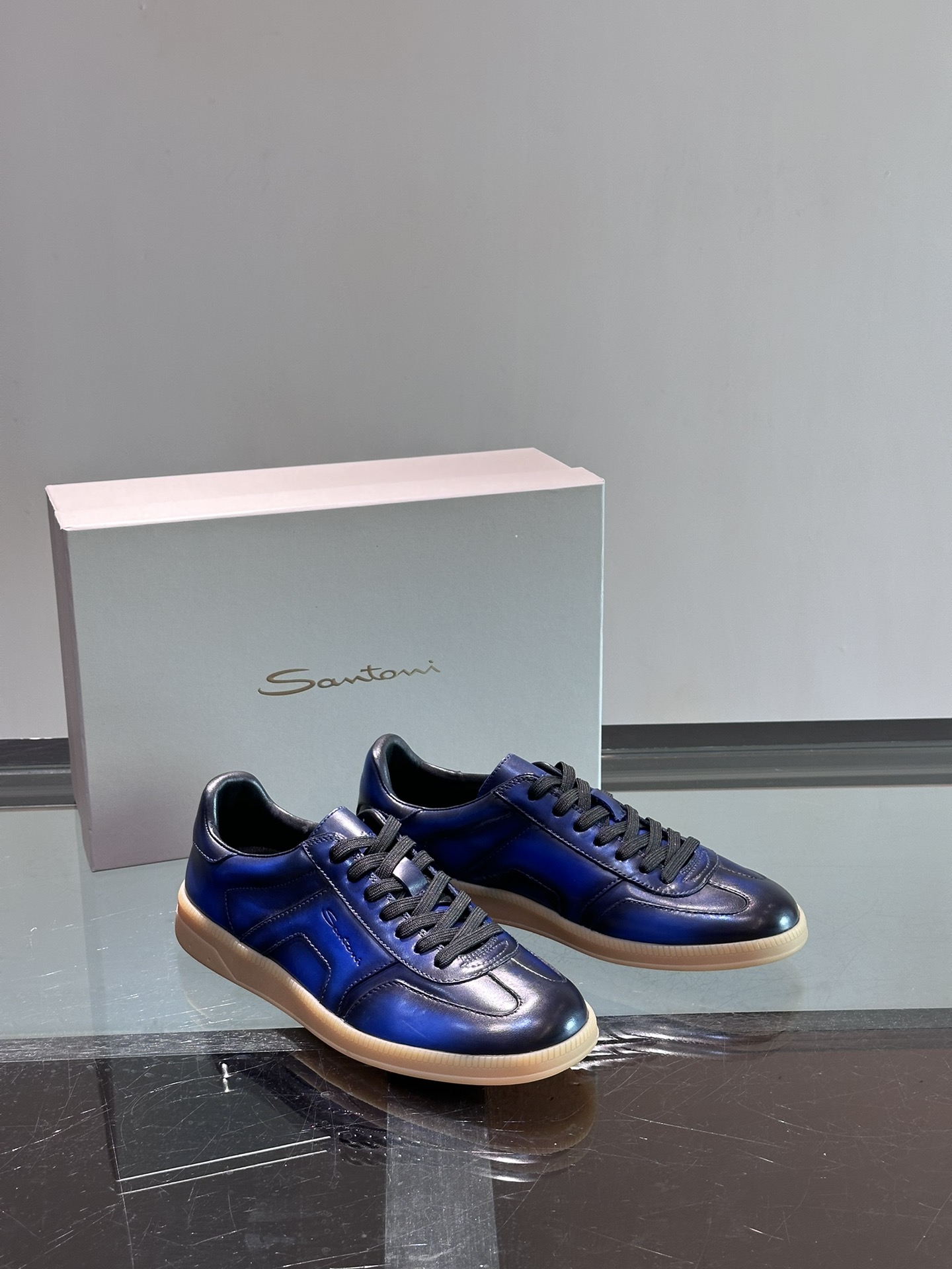 Santoni/圣东尼特别款男士皮革手工休闲鞋水洗改色工艺款式新颖时尚鞋面里外采用进口牛皮制成皮质柔软细