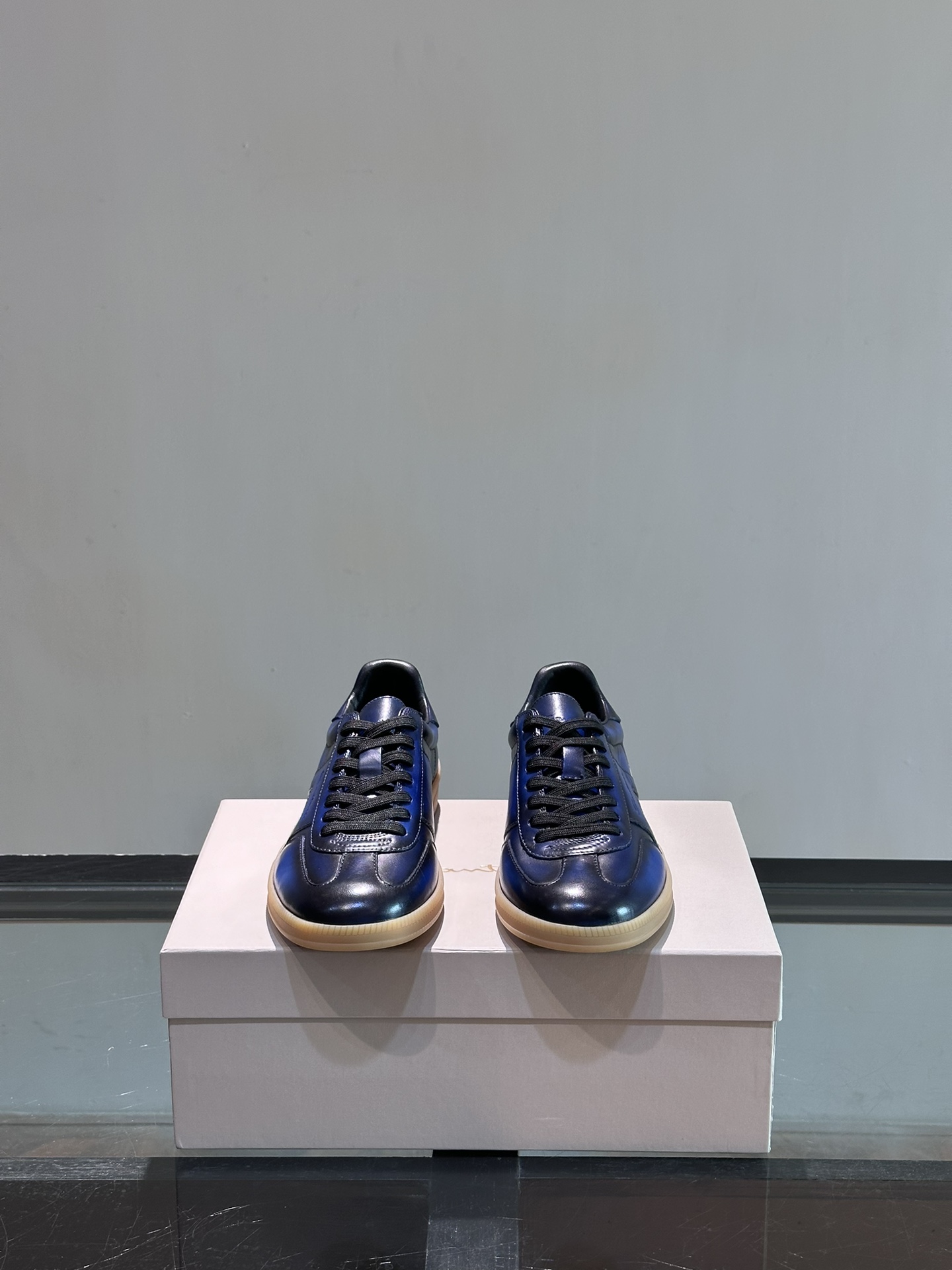 Santoni/圣东尼特别款男士皮革手工休闲鞋水洗改色工艺款式新颖时尚鞋面里外采用进口牛皮制成皮质柔软细