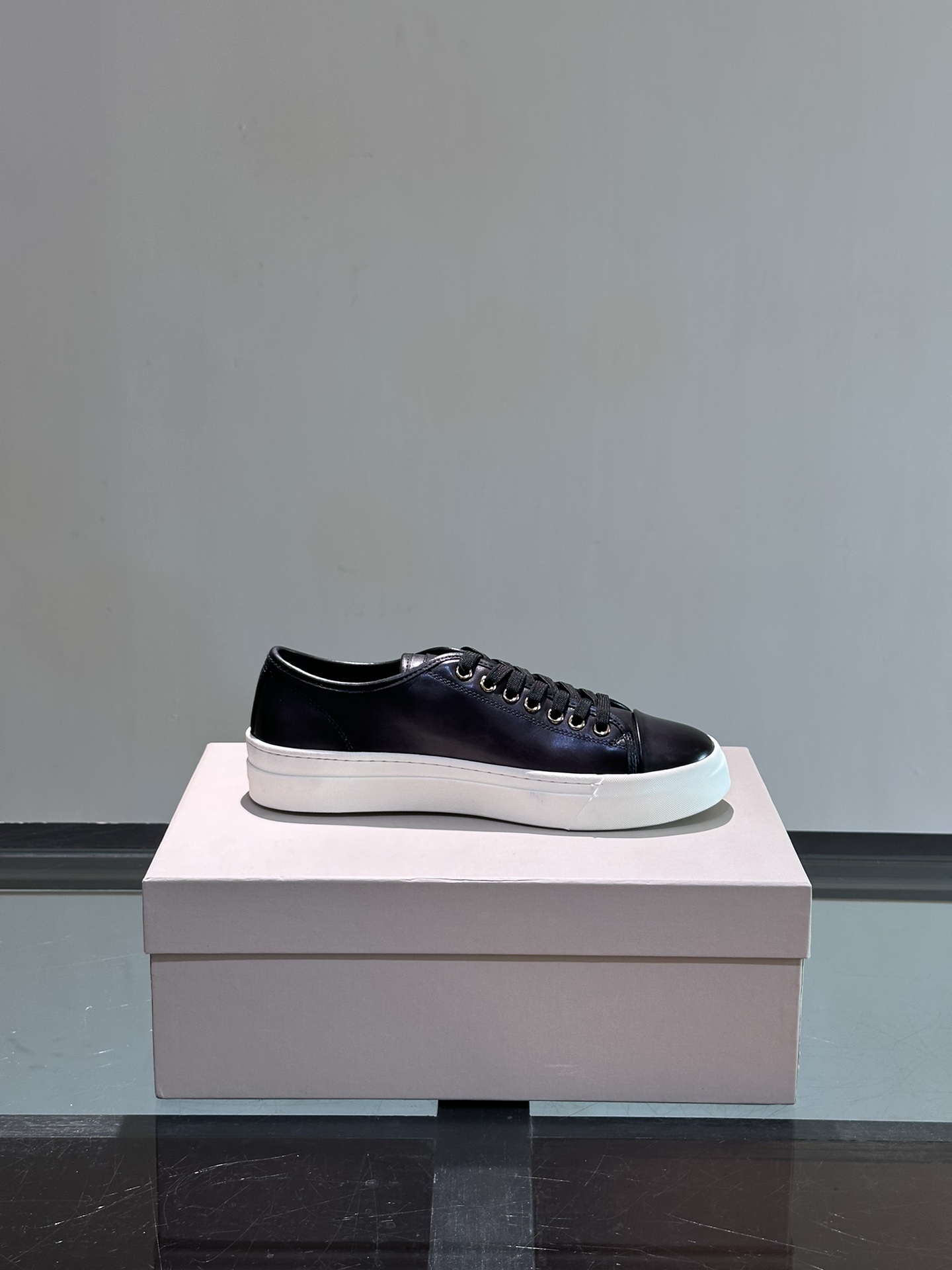 Santoni/圣东尼特别款男士皮革手工休闲鞋水洗改色工艺款式新颖时尚鞋面里外采用进口牛皮制成皮质柔软细