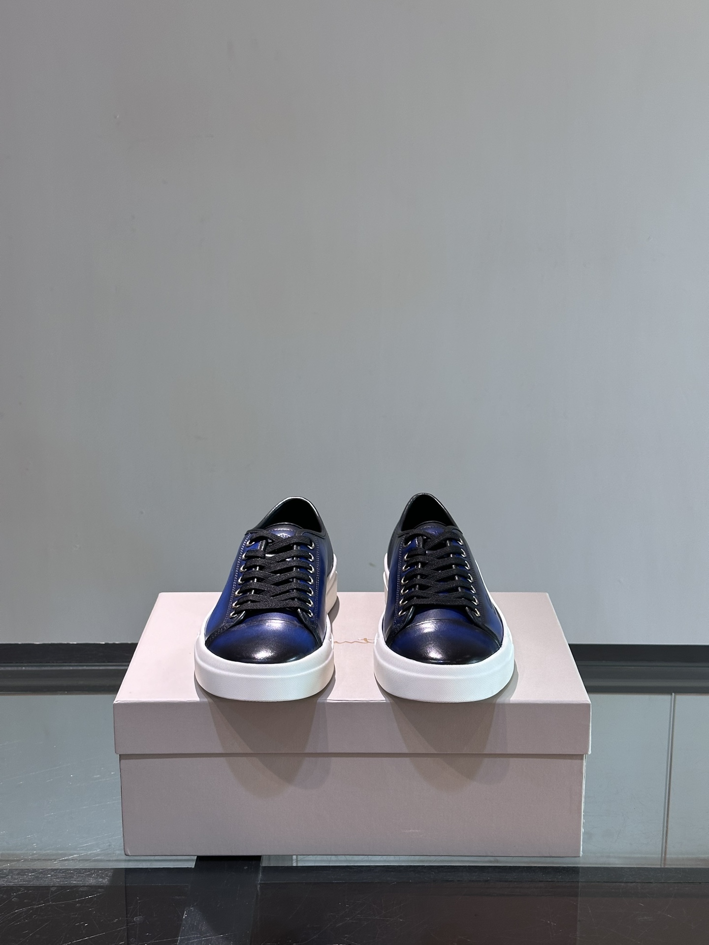 Santoni/圣东尼特别款男士皮革手工休闲鞋水洗改色工艺款式新颖时尚鞋面里外采用进口牛皮制成皮质柔软细