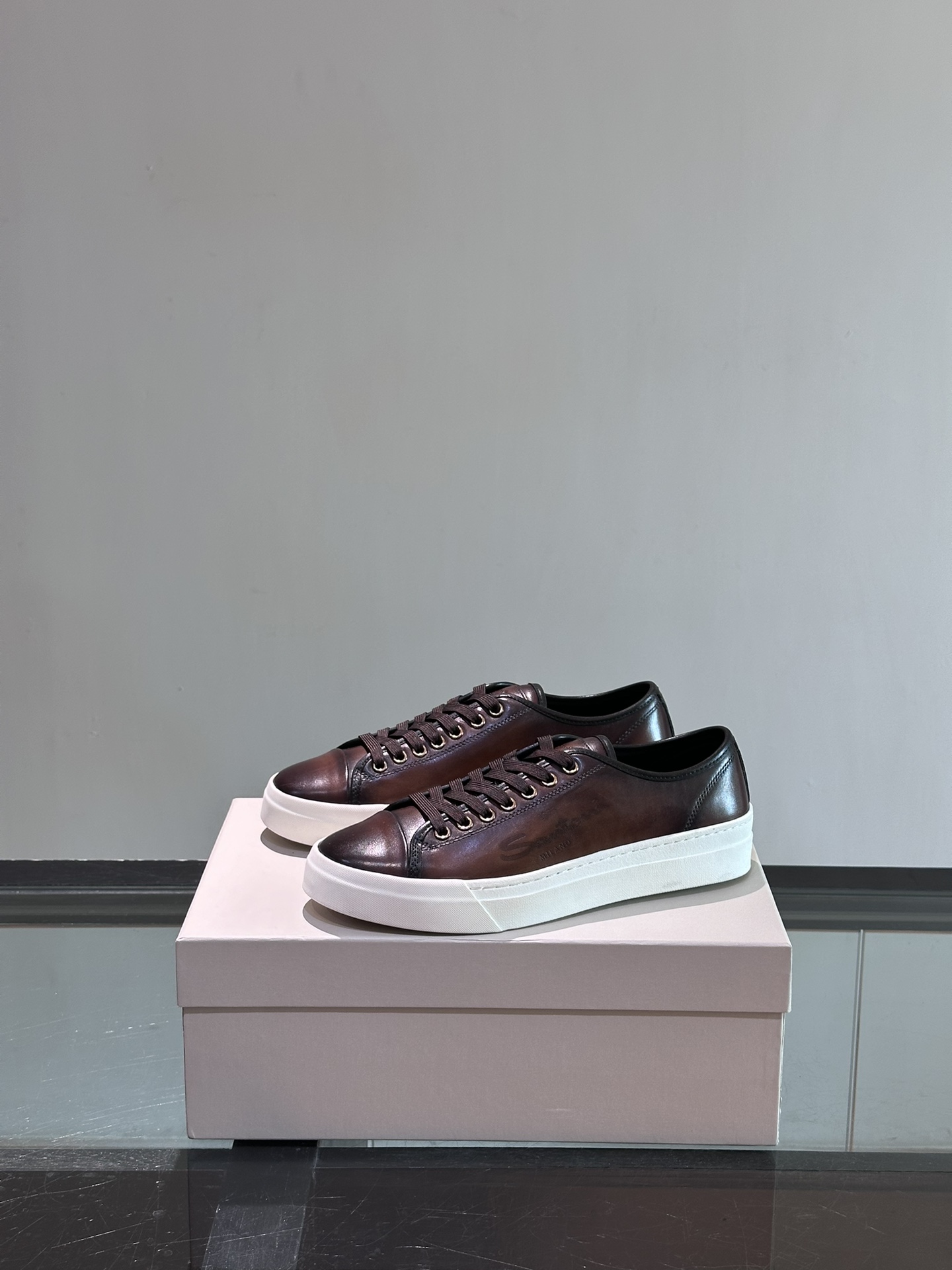 Santoni/圣东尼特别款男士皮革手工休闲鞋水洗改色工艺款式新颖时尚鞋面里外采用进口牛皮制成皮质柔软细