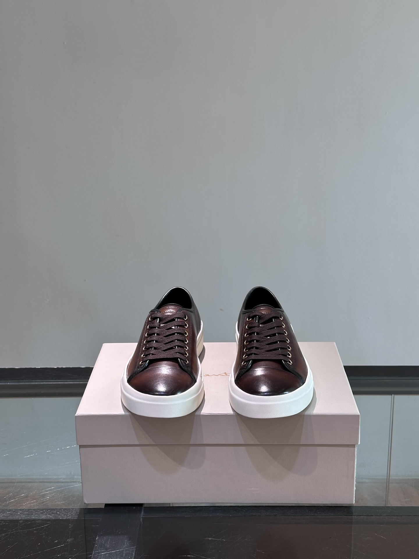 Santoni/圣东尼特别款男士皮革手工休闲鞋水洗改色工艺款式新颖时尚鞋面里外采用进口牛皮制成皮质柔软细