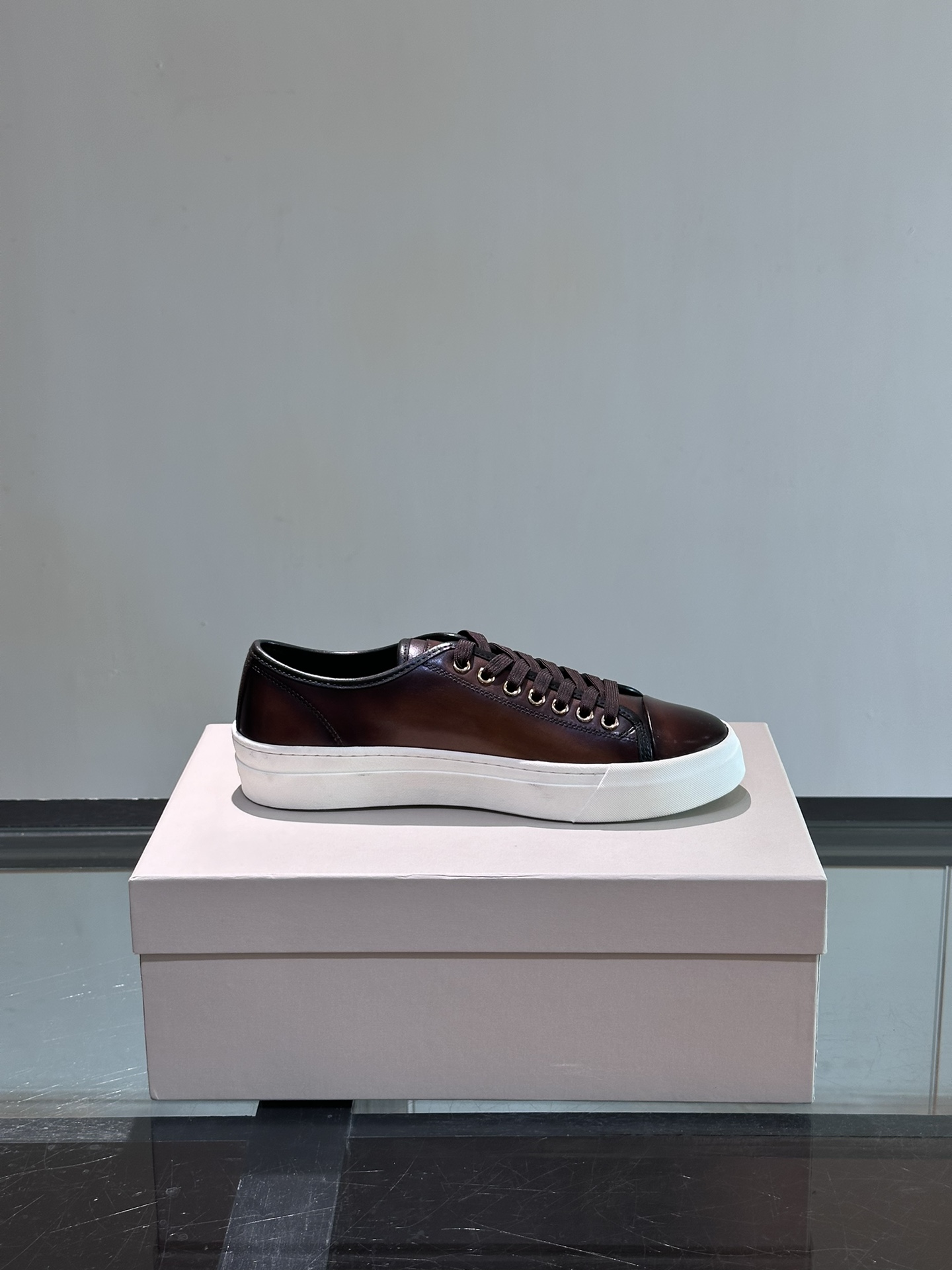 Santoni/圣东尼特别款男士皮革手工休闲鞋水洗改色工艺款式新颖时尚鞋面里外采用进口牛皮制成皮质柔软细