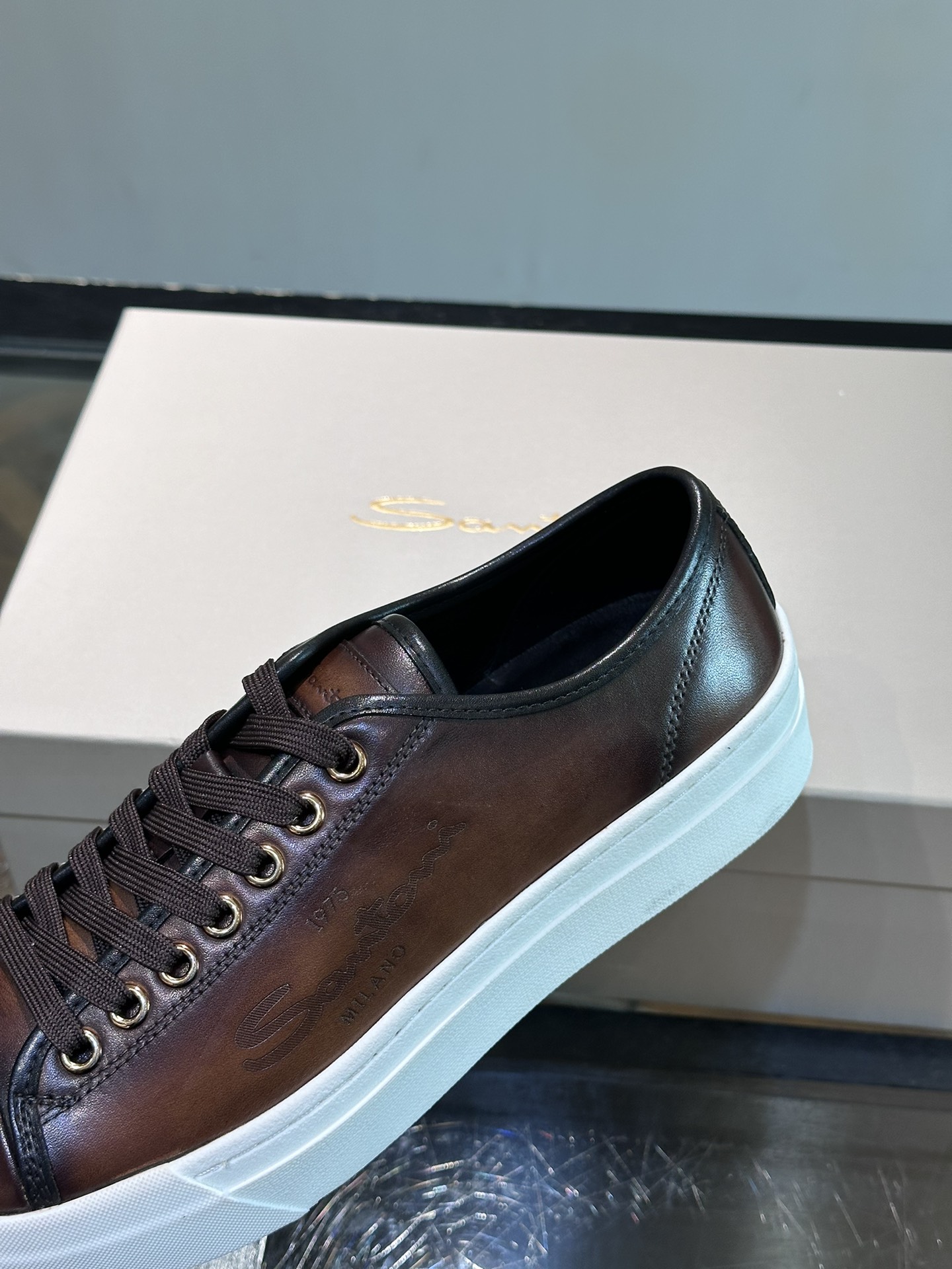 Santoni/圣东尼特别款男士皮革手工休闲鞋水洗改色工艺款式新颖时尚鞋面里外采用进口牛皮制成皮质柔软细