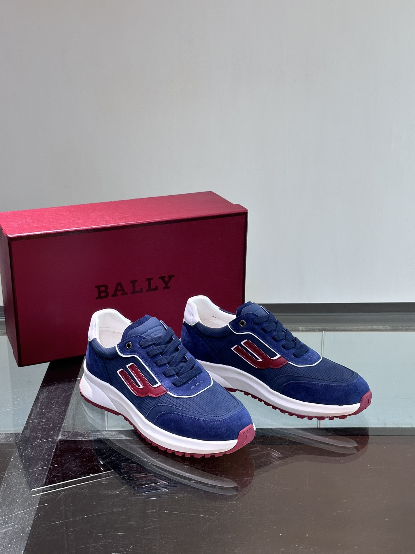 Bally/巴利新款男士拼接休闲运动鞋莞产猛货！采用多材质拼接鞋面翻毛皮和小牛皮嵌入搭配织物面料精制而成