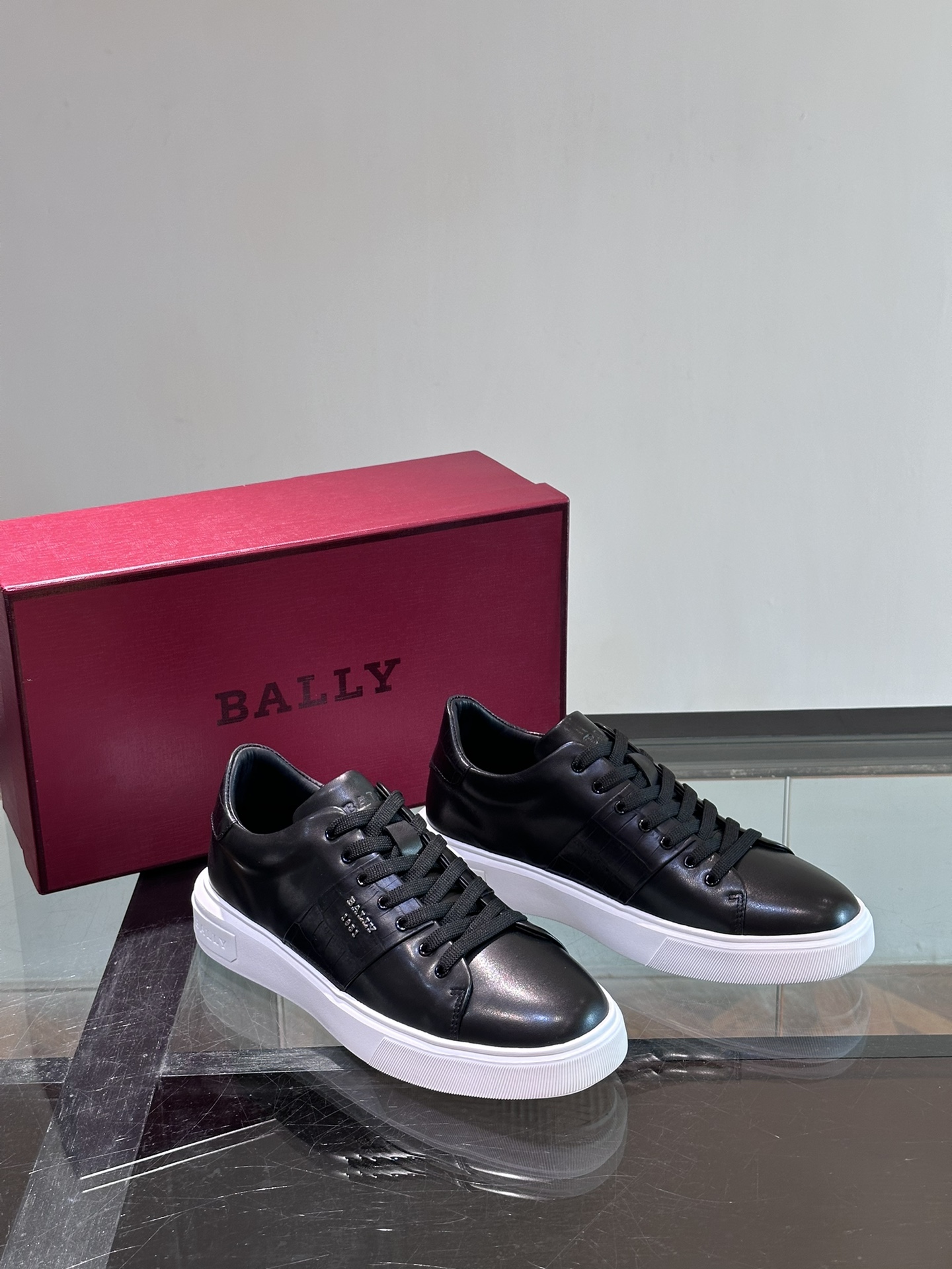 Bally/巴利新款男士休闲运动鞋莞产猛货采用小牛皮鞋面皮质质感细腻光滑有光泽侧面饰有专用品牌BALLY