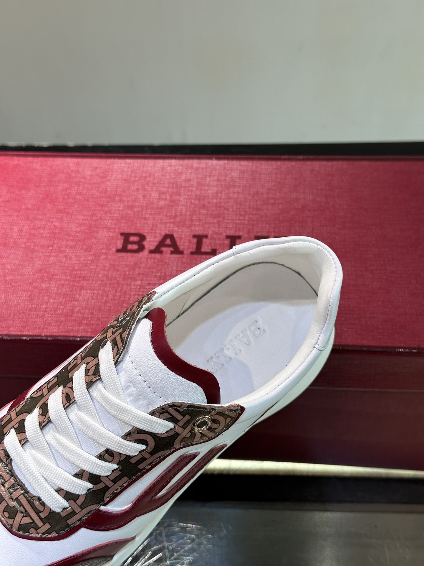 Bally/巴利新款男士拼接休闲运动鞋莞产猛货！采用多材质拼接鞋面翻毛皮和小牛皮嵌入搭配织物面料精制而成