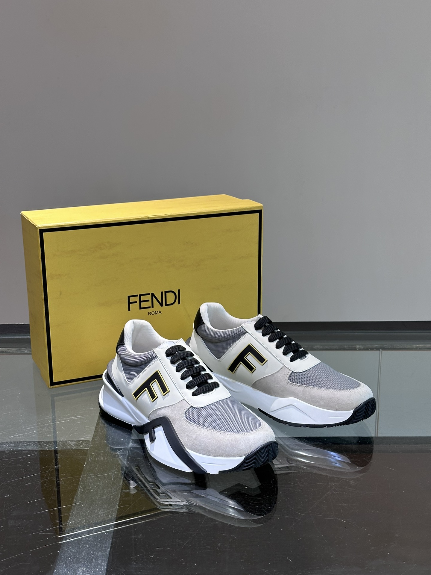 FENDI/芬迪男士新款系带运动鞋出货采用近几年比较流行的版型设计外观时尚大气由高科技布料拼接绒面皮革打