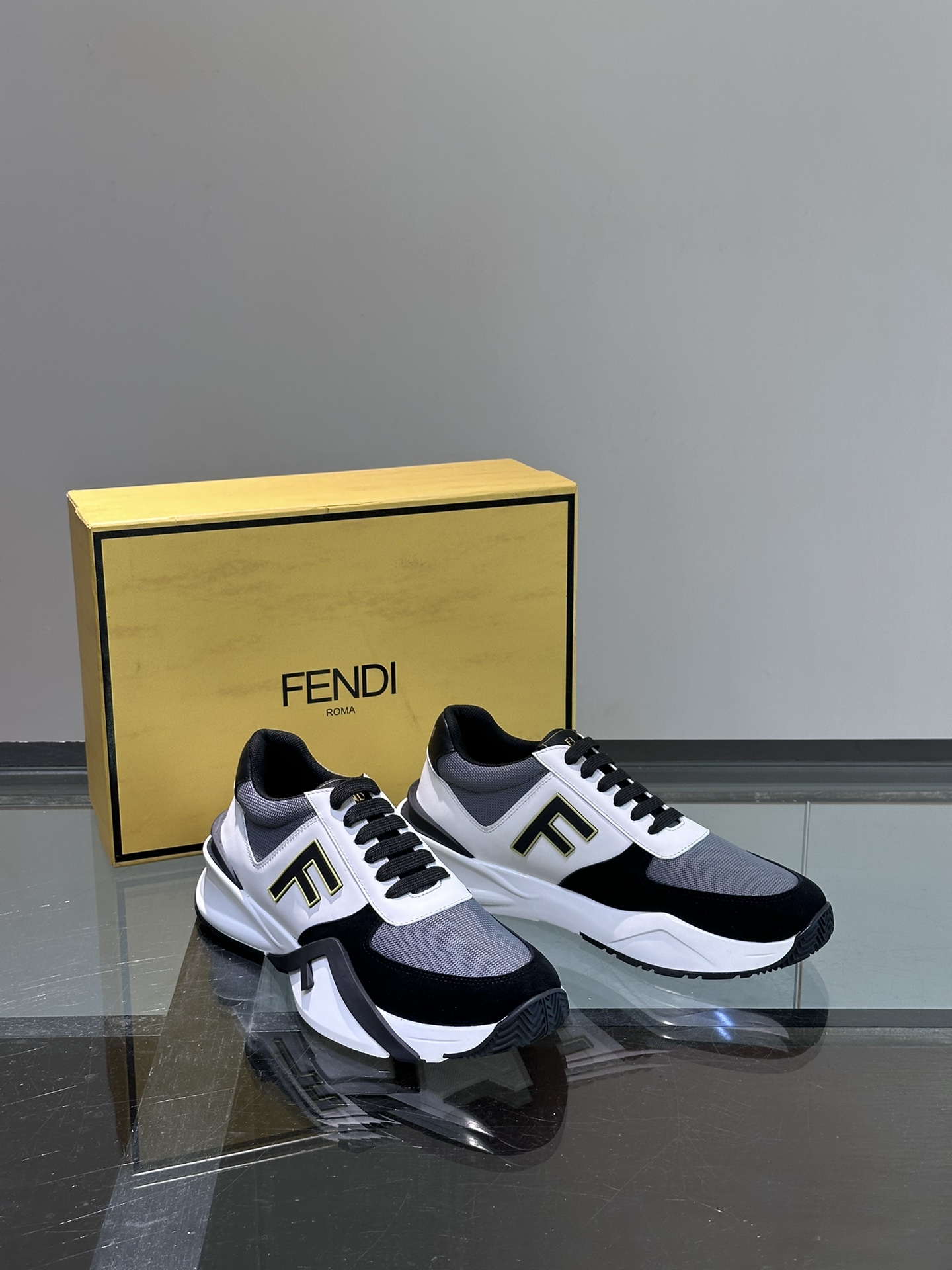 FENDI/芬迪男士新款系带运动鞋出货采用近几年比较流行的版型设计外观时尚大气由高科技布料拼接绒面皮革打