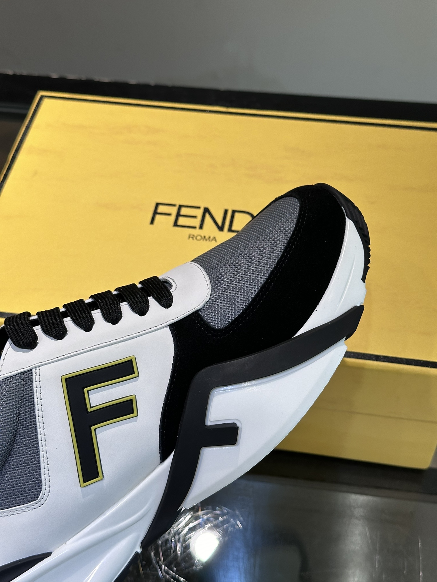 FENDI/芬迪男士新款系带运动鞋出货采用近几年比较流行的版型设计外观时尚大气由高科技布料拼接绒面皮革打