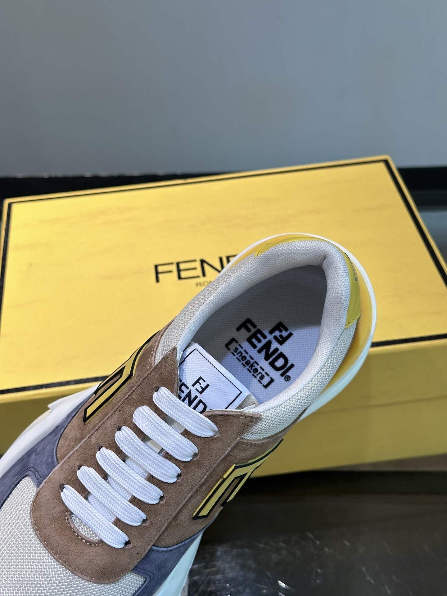 FENDI/芬迪男士新款系带运动鞋出货采用近几年比较流行的版型设计外观时尚大气由高科技布料拼接绒面皮革打