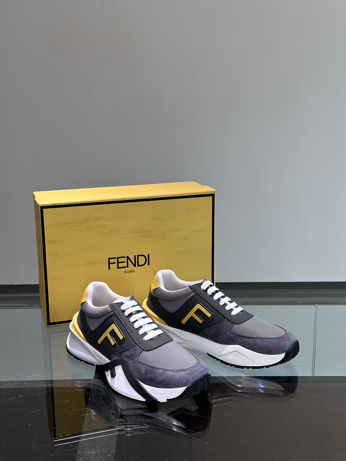 FENDI/芬迪男士新款系带运动鞋出货采用近几年比较流行的版型设计外观时尚大气由高科技布料拼接绒面皮革打